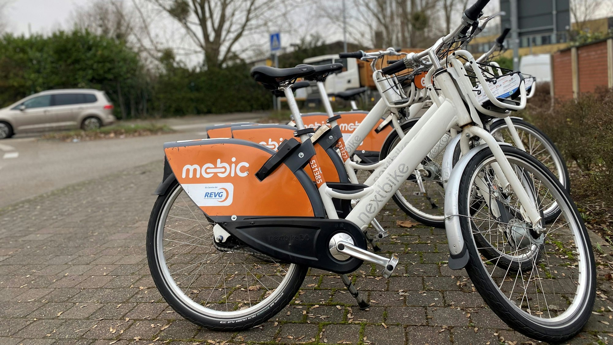 Auf dem Bild sind abgestellte Fahrräder des Mobic-Angebots zu sehen