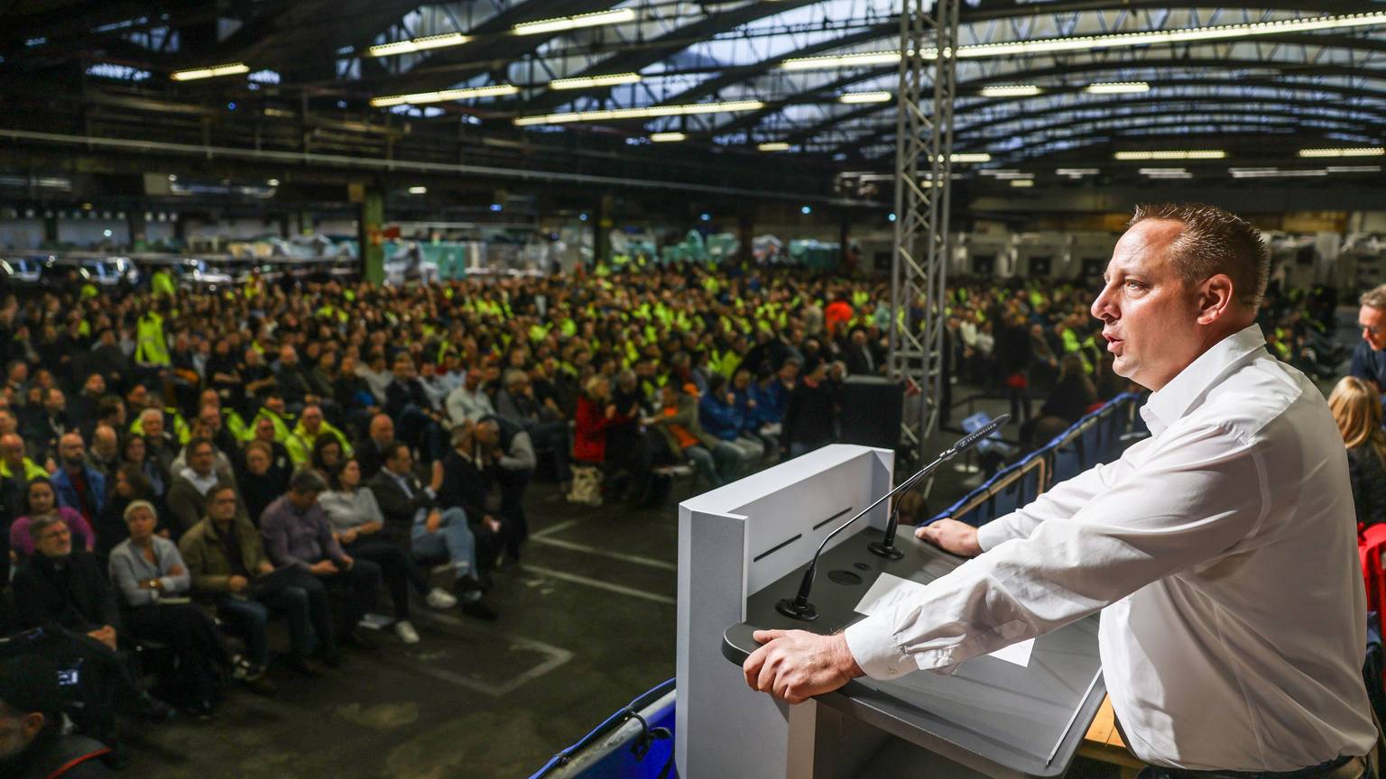 Benjamin Gruschka, Vorsitzender des Gesamtbetriebsrates der Ford Werke, spricht zu Beginn der Betriebsversammlung zu den Mitarbeitern. Zum geplanten Stellenabbau des Autobauers Ford in Köln werden in einer Betriebsversammlung am Vormittag Details bekanntgegeben.