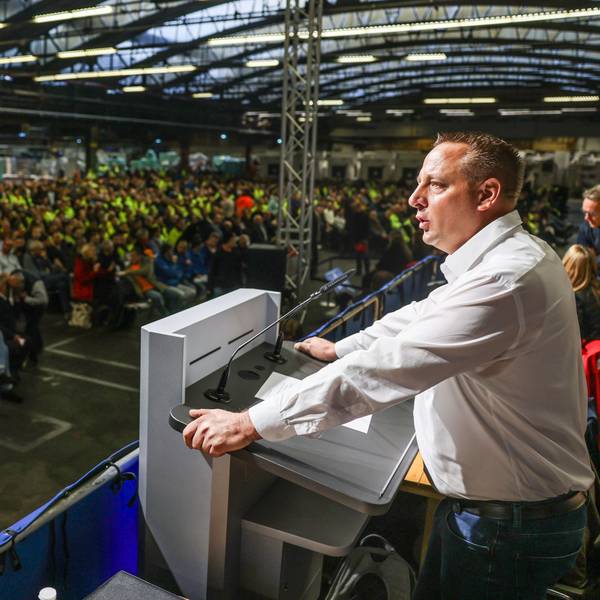 Benjamin Gruschka, Vorsitzender des Gesamtbetriebsrates der Ford Werke, spricht zu Beginn der Betriebsversammlung zu den Mitarbeitern. Zum geplanten Stellenabbau des Autobauers Ford in Köln werden in einer Betriebsversammlung am Vormittag Details bekanntgegeben.