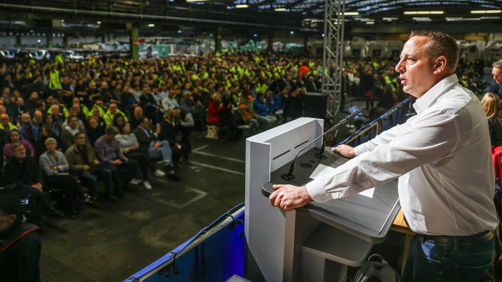 Benjamin Gruschka, Vorsitzender des Gesamtbetriebsrates der Ford Werke, spricht zu Beginn der Betriebsversammlung zu den Mitarbeitern. Zum geplanten Stellenabbau des Autobauers Ford in Köln werden in einer Betriebsversammlung am Vormittag Details bekanntgegeben.