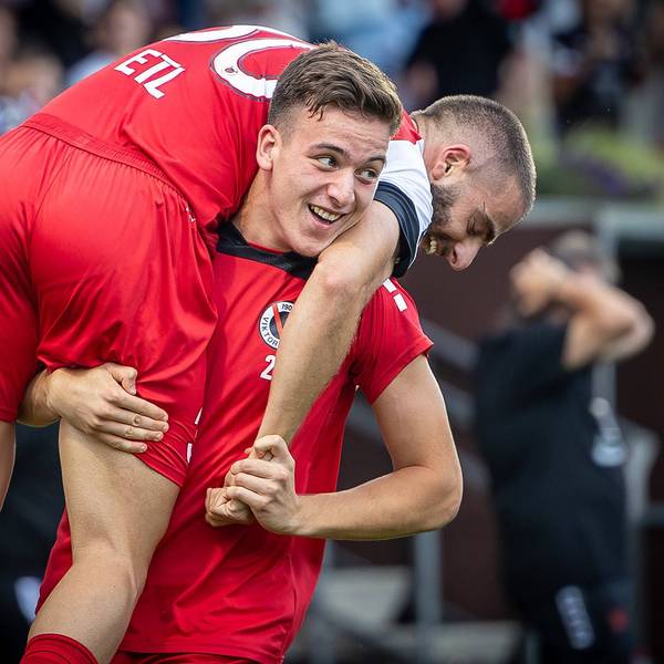 3. Liga: FC Viktoria Köln - SC Verl, 22.09.2024 Said El Mala FC Viktoria Köln, 22 trägt Serhat-Semih Güler FC Viktoria Köln, 30 nach seinem Doppelpack Köln, 22.09.2024, 6. Spieltag der 3. Fußball-Liga, FC Viktoria Köln - SC Verl im Sportpark Hoehenberg in Köln. Die DFL-Bestimmungen verbieten die Verwendung von Fotografien als Bildsequenzen und / oder Quasi-Videos. *** 3 Liga FC Viktoria Köln SC Verl, 22 09 2024 Said El Mala FC Viktoria Köln, 22 carries Serhat Semih Güler FC Viktoria Köln, 30 after his brace Cologne, 22 09 2024, matchday 6 of the 3 soccer league, FC Viktoria Köln SC Verl at Sportpark Hoehenberg in Cologne The DFL regulations prohibit the use of photographs as image sequences and or quasi videos Copyright: xBEAUTIFULxSPORTS/LeahxKohringx