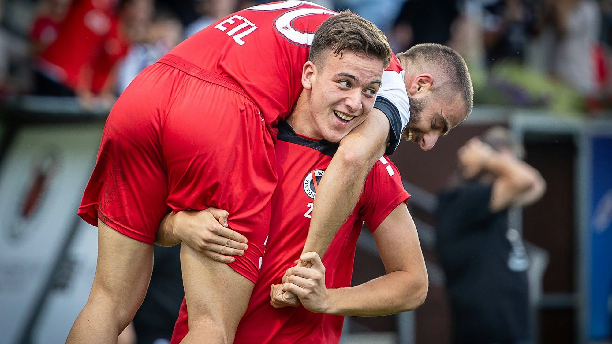 3. Liga: FC Viktoria Köln - SC Verl, 22.09.2024 Said El Mala FC Viktoria Köln, 22 trägt Serhat-Semih Güler FC Viktoria Köln, 30 nach seinem Doppelpack  Köln, 22.09.2024, 6. Spieltag der 3. Fußball-Liga, FC Viktoria Köln - SC Verl im Sportpark Hoehenberg in Köln. Die DFL-Bestimmungen verbieten die Verwendung von Fotografien als Bildsequenzen und / oder Quasi-Videos. *** 3 Liga FC Viktoria Köln SC Verl, 22 09 2024 Said El Mala FC Viktoria Köln, 22 carries Serhat Semih Güler FC Viktoria Köln, 30 after his brace Cologne, 22 09 2024, matchday 6 of the 3 soccer league, FC Viktoria Köln SC Verl at Sportpark Hoehenberg in Cologne The DFL regulations prohibit the use of photographs as image sequences and or quasi videos Copyright: xBEAUTIFULxSPORTS/LeahxKohringx