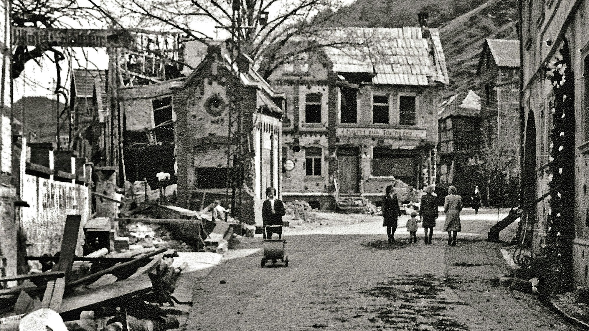 Diese Aufnahme von 1946 zeigt den vom Krieg zerstörten Vogtplatz in Heimbach und das heutige Hotel Astoria am Abzweig nach Mariawald. Es ist auch ein mittlerweile abgerissenes Transformatorenhäuschen zu sehen.