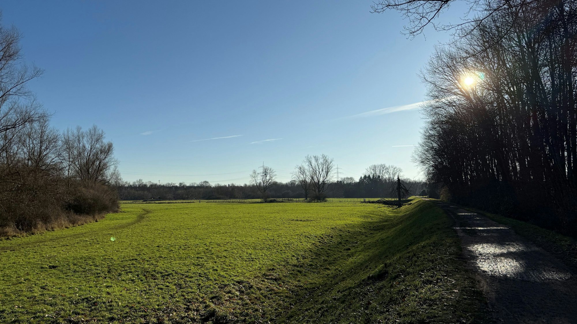 Über den Aggerdamm geht es bis zum Aggerstadion.