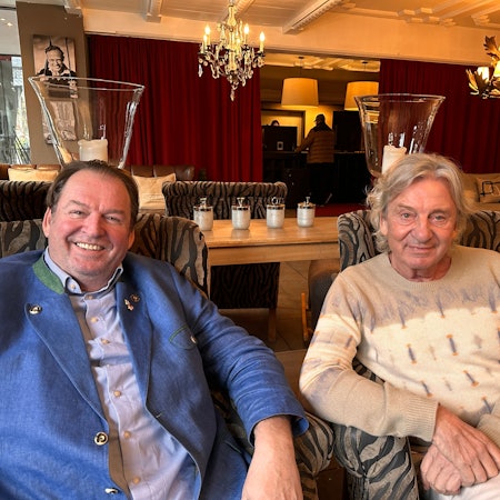 Gastronom Jürgen Schwarz (l.) nutzt die Verbindung zum langjährigen Rodenkirchener Wolfgang Loock.