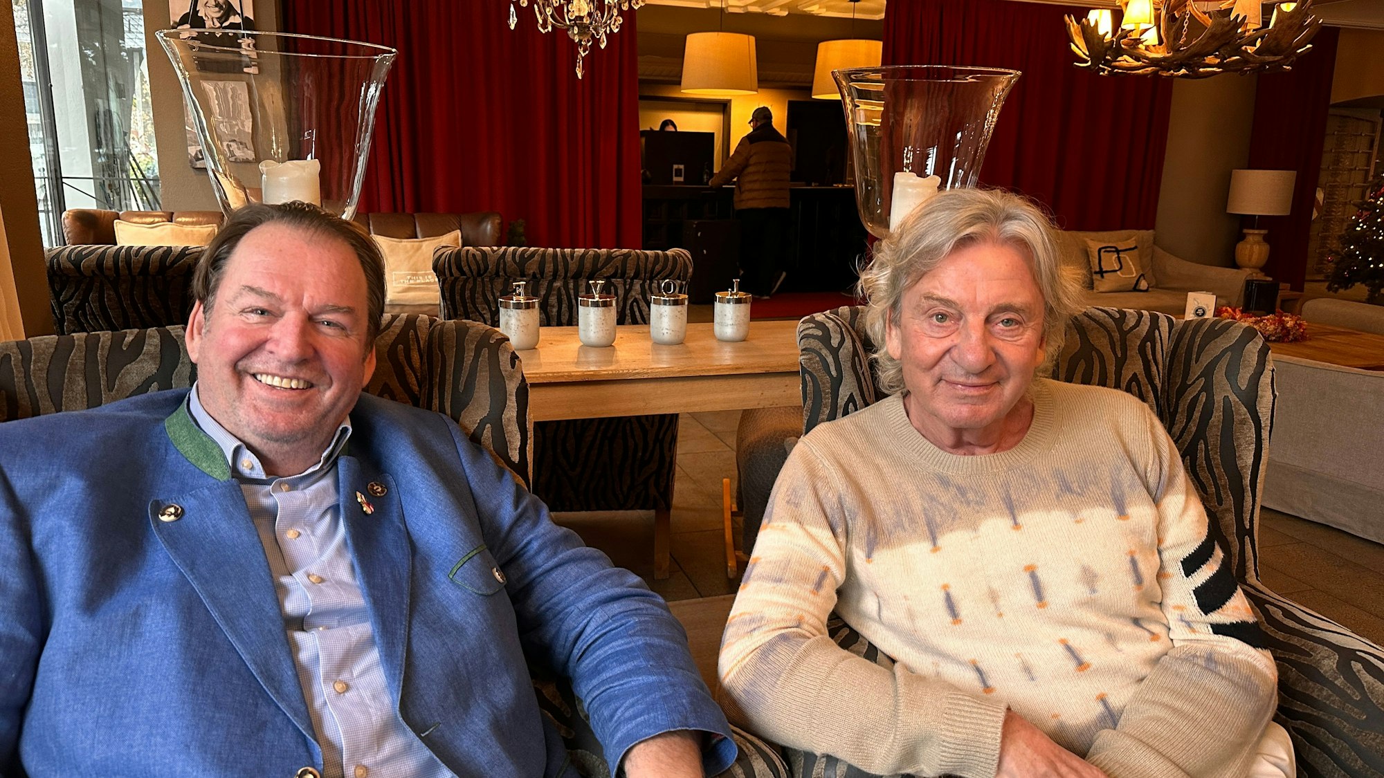 Gastronom Jürgen Schwarz (l.) nutzt die Verbindung zum langjährigen Rodenkirchener Wolfgang Loock.