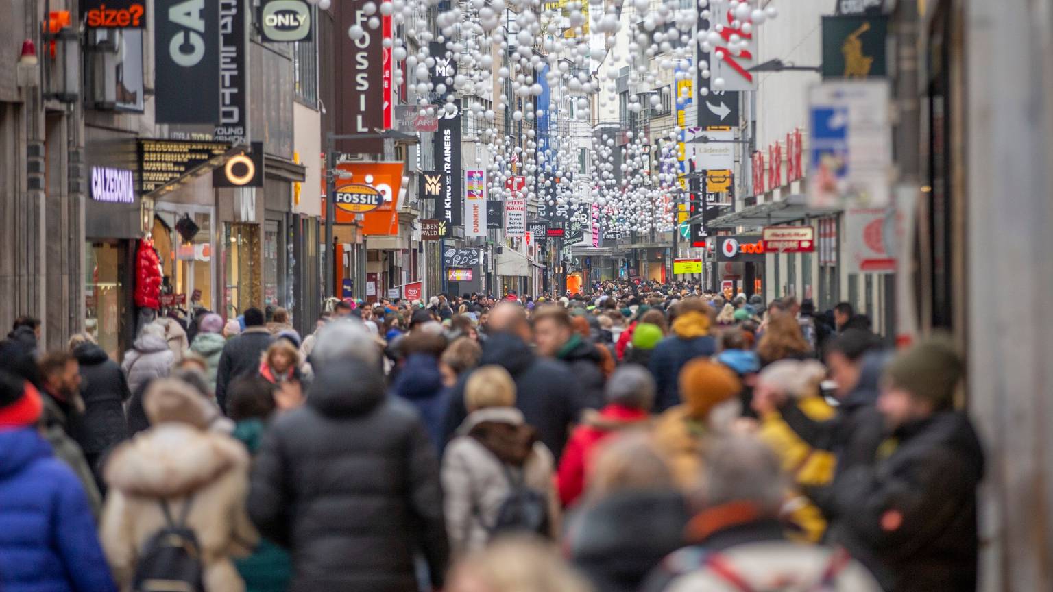 Andrang in der Hohe Straße: Die Innenstädte der Einkaufsmetropolen haben starke Konkurrenz durch das Online-Shopping bekommen.