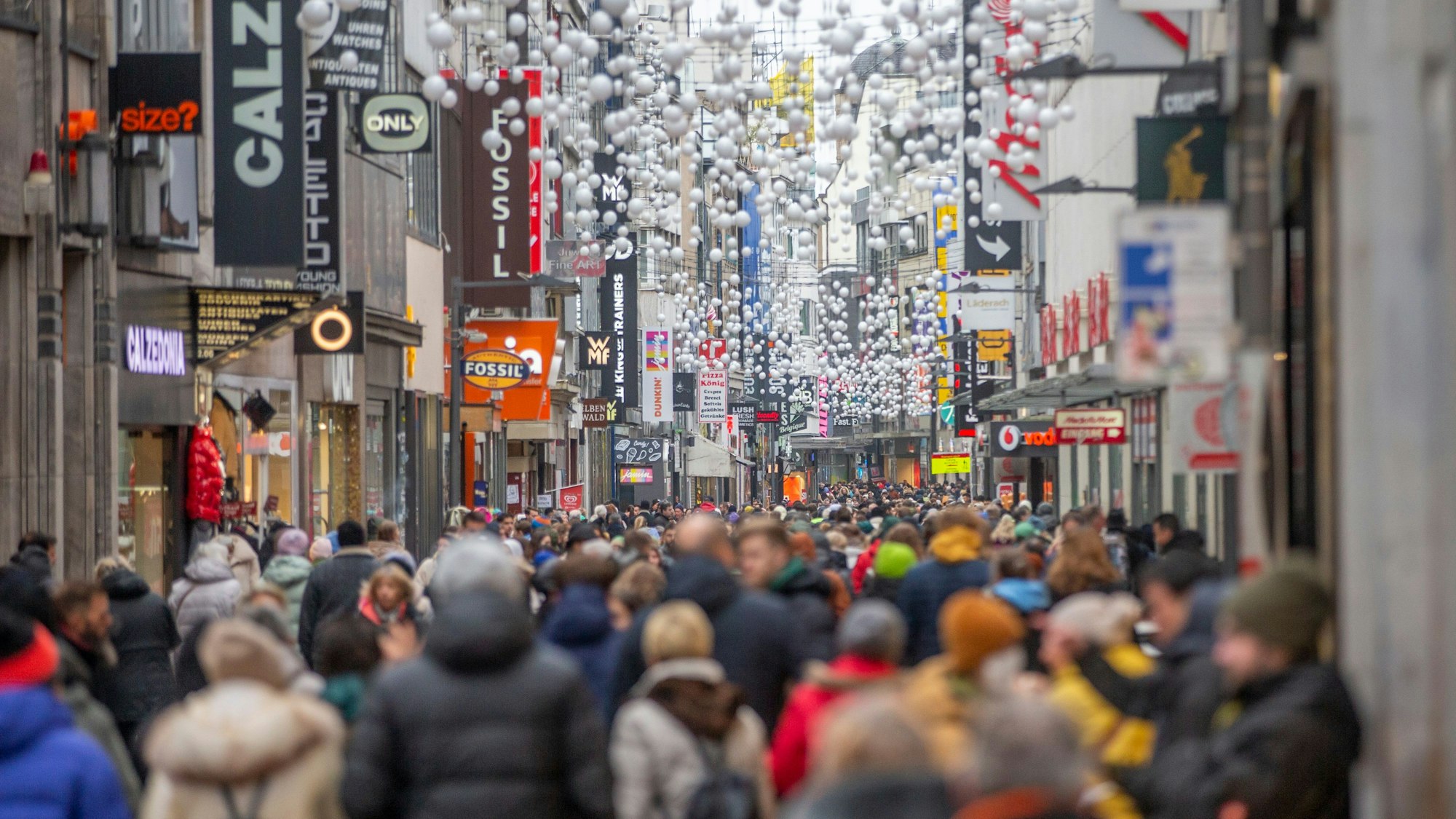 Andrang in der Hohe Straße: Die Innenstädte der Einkaufsmetropolen haben starke Konkurrenz durch das Online-Shopping bekommen.