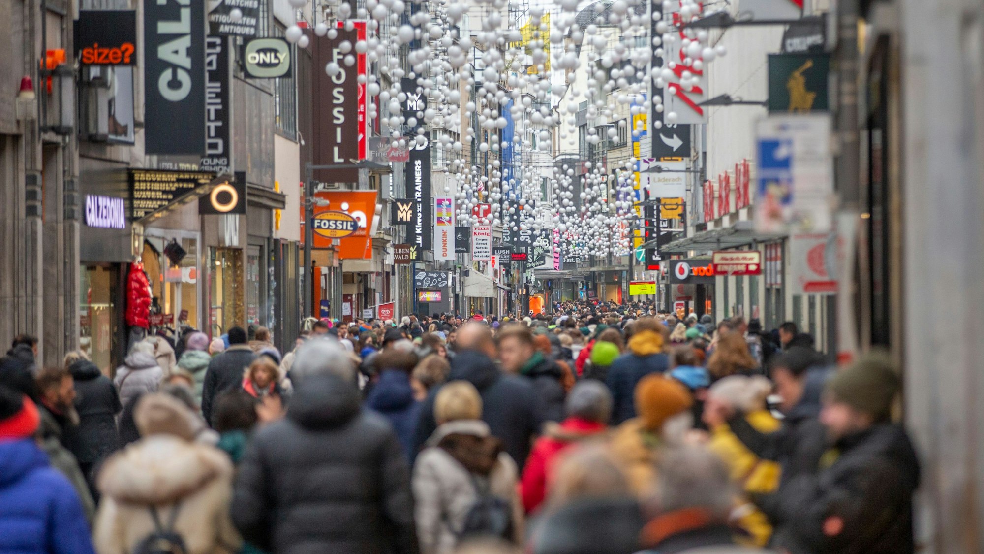 Menschenmengen in der Fußgängerzone.