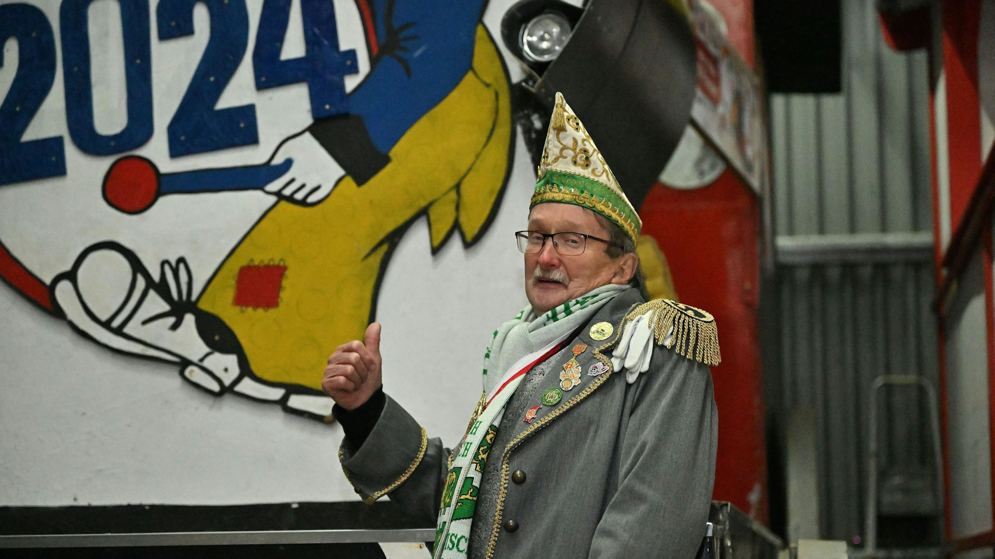 Zugleiter Helmut Kraus vor einem Karnevalswagen.