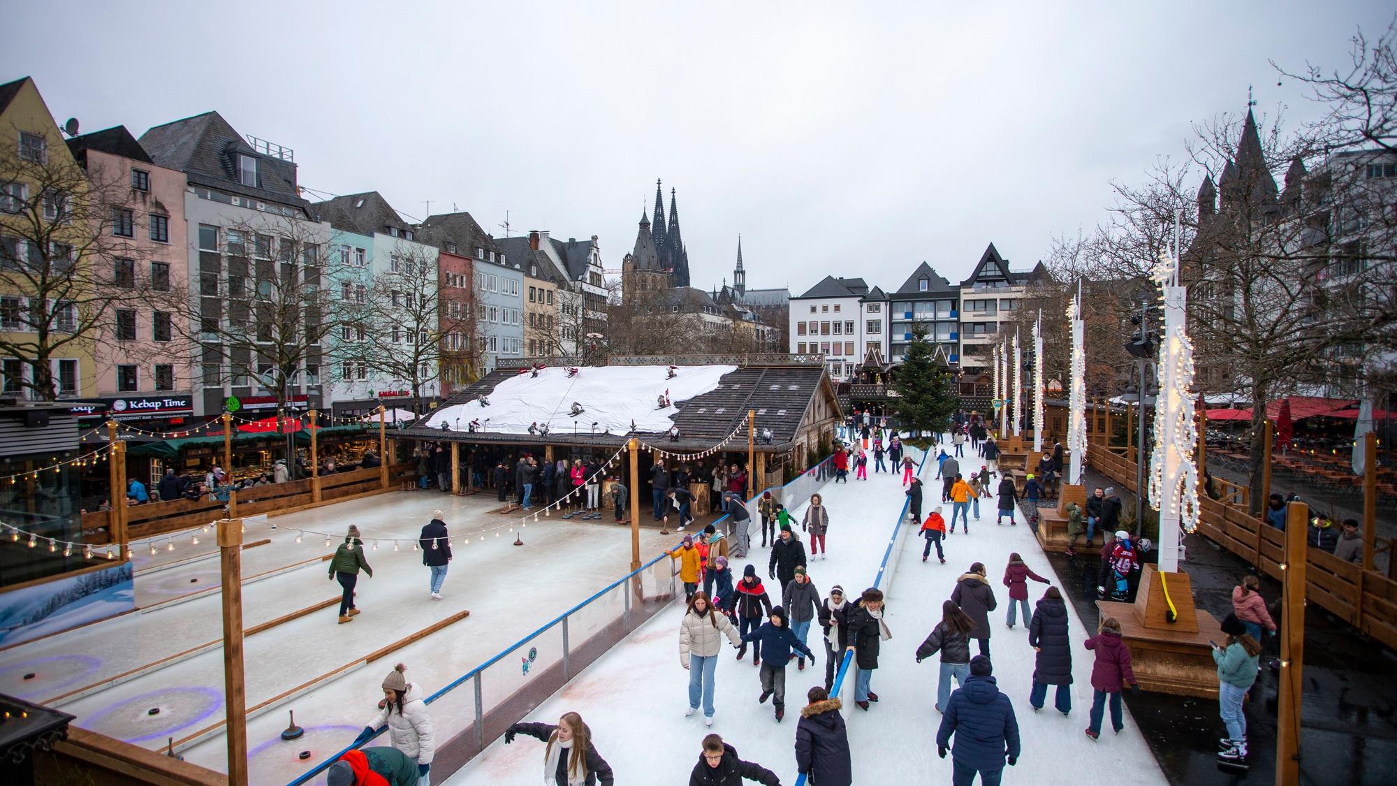 Schlittschuhläufer auf der Eisbahn auf dem Heumarkt.