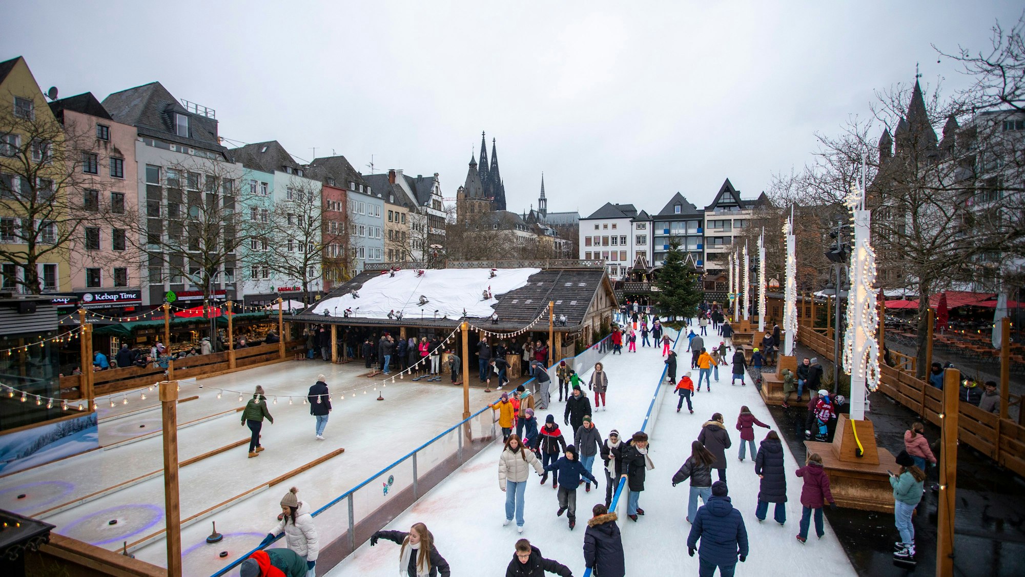 Schlittschuhläufer auf der Eisbahn auf dem Heumarkt.