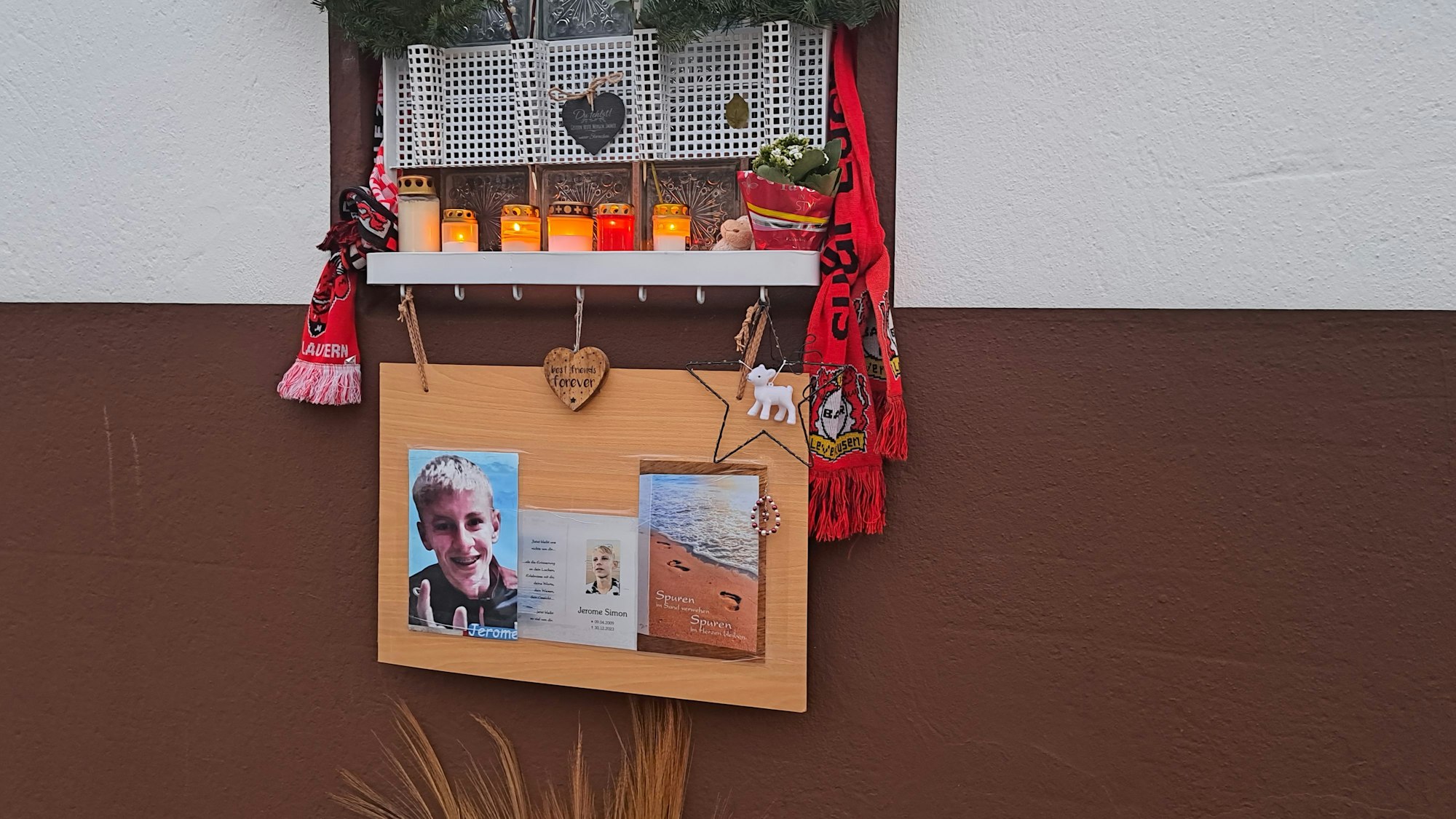 Angehörige, Freunde und Mondorfinnen und Mondorfer haben am 30. Dezember an den Jugendlichen erinnert, der am 30. Dezember 2023 bei einem schweren Verkehrsunfall auf der Provinzialstraße ums Leben gekommen war.