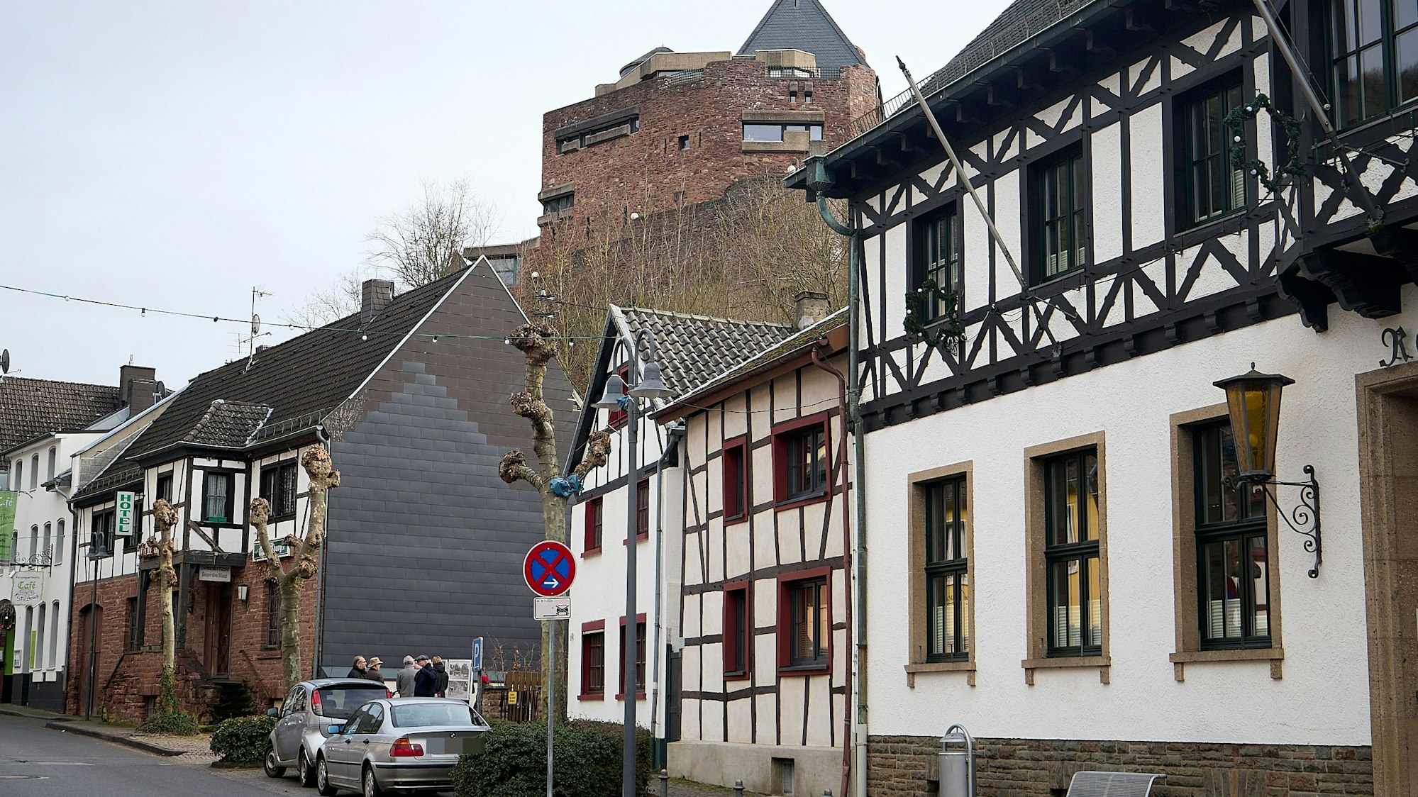 Das Bild zeigt das Rathaus und die Burg Hengebach in Heimbach.