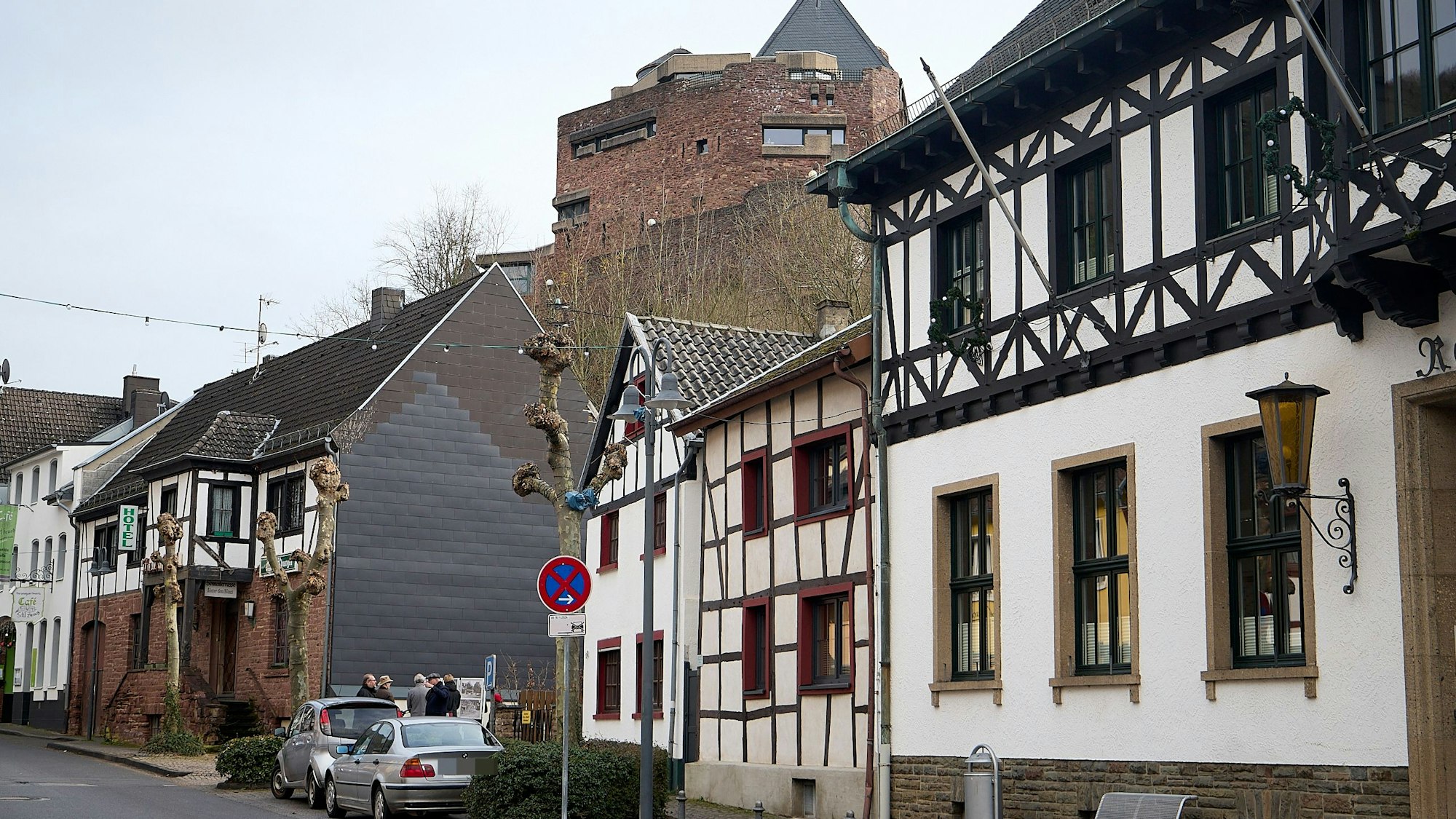 Das Bild zeigt das Rathaus und die Burg Hengebach in Heimbach.