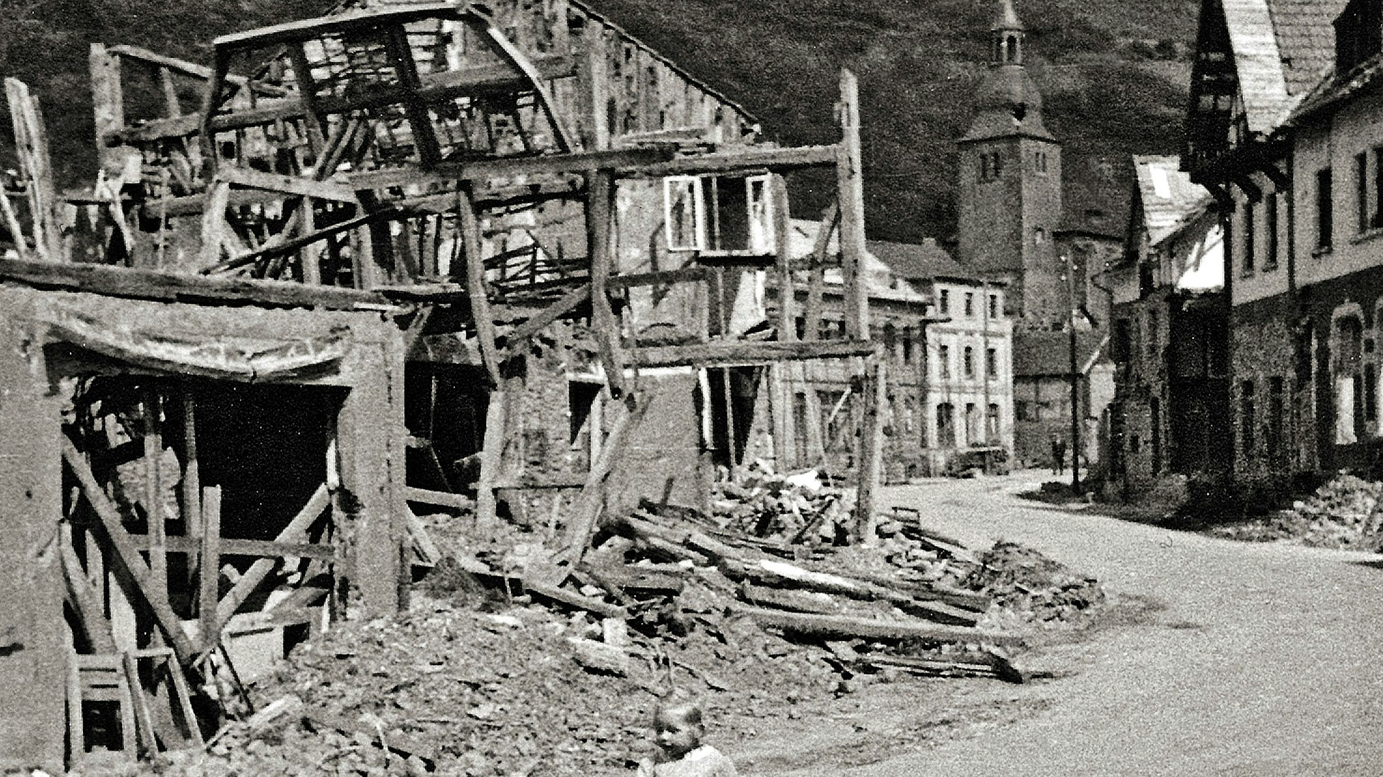 Das Repro eines historischen Fotos eines Herrn Stahl zeigt einen Blick auf das kriegszerstörte Unterdorf von Heimbach.