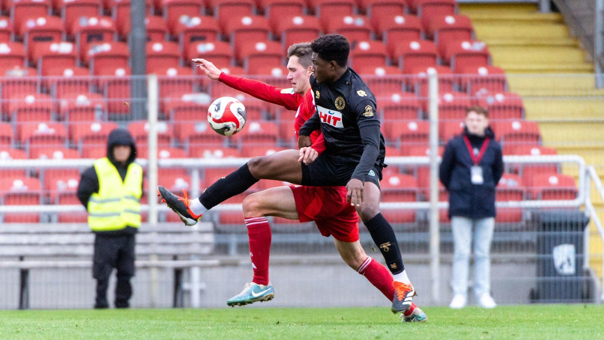 Fortuna Kölns Nachwuchs-Verteidiger Abdul Bance (vorne)