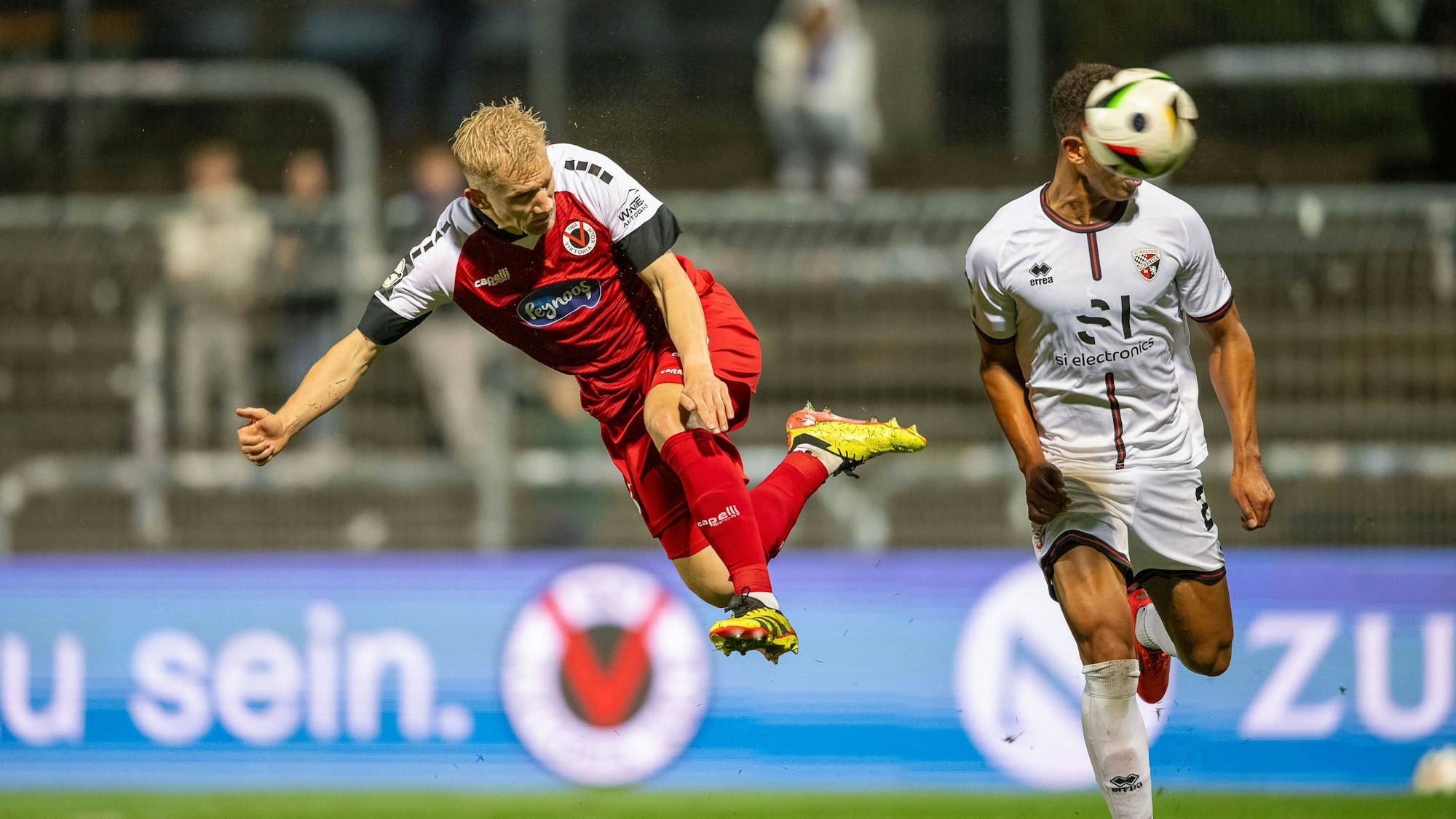 Bryan Henning (links) verpasst Viktoria Kölns Trainingslager.
