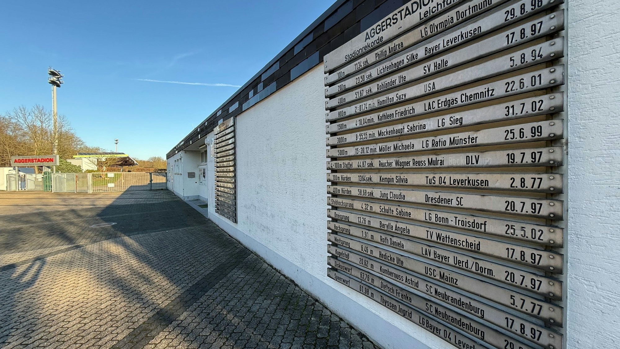 Die Rekordtafeln vor dem Haupteingang des Aggerstadions.