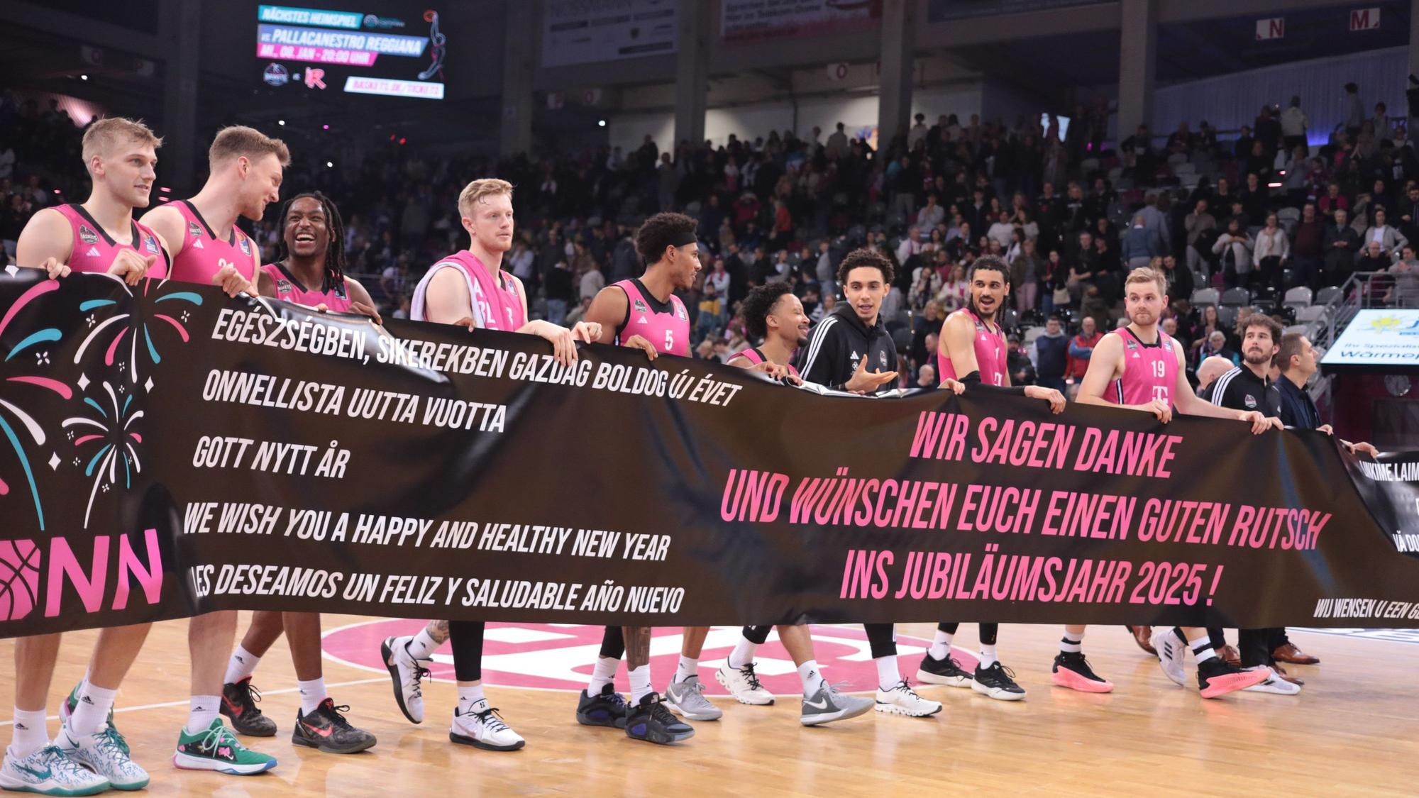 Die Baskets besiegen Göttingen und danken ihren Fans für die Unterstützung.