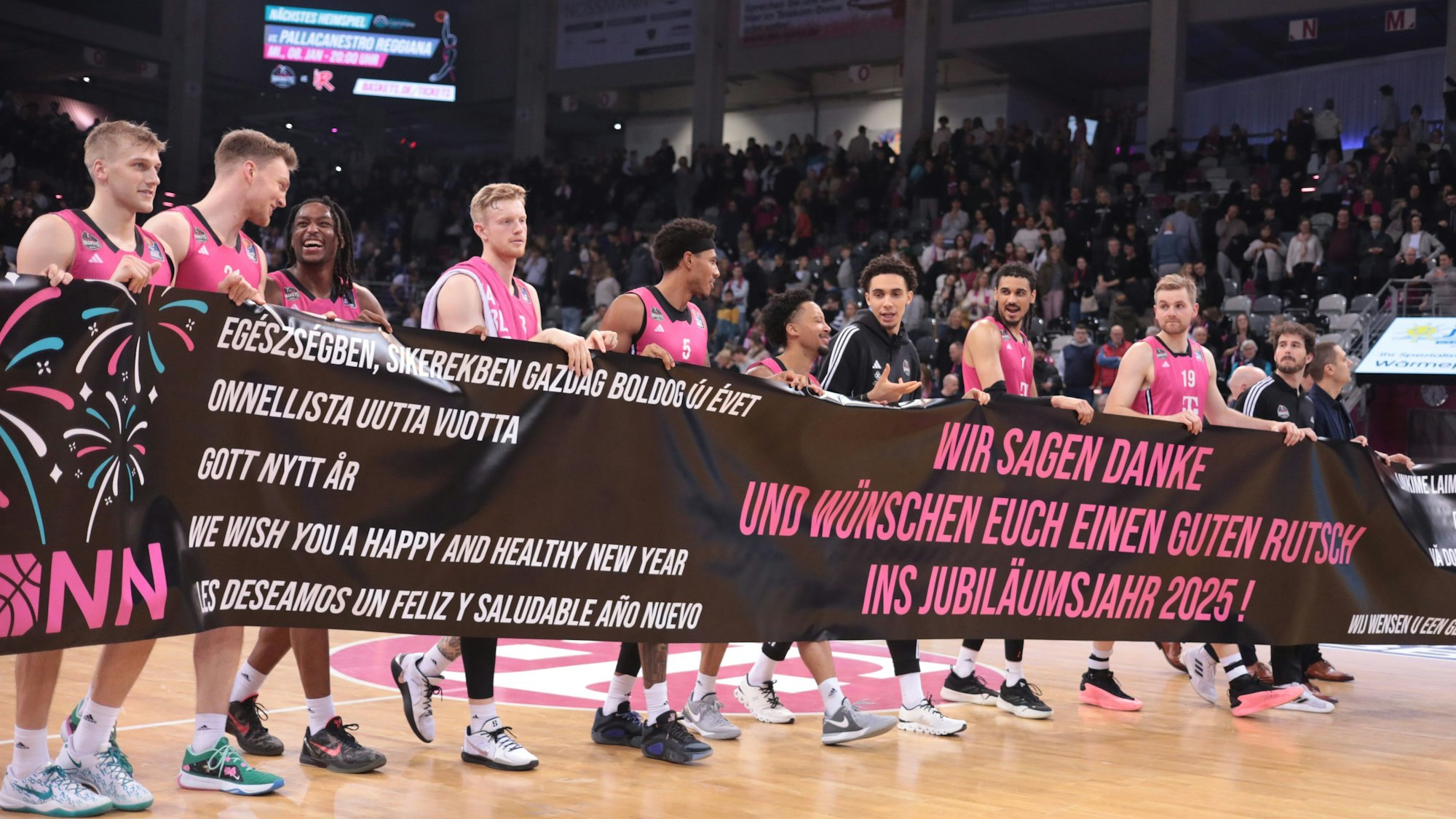 Die Baskets besiegen Göttingen und danken ihren Fans für die Unterstützung.