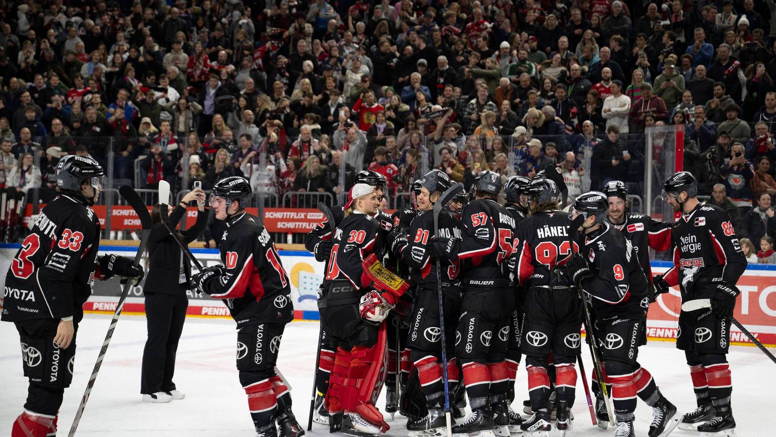 Die Kölner Haie jubeln gemeinsam nach dem 3:2-Sieg über Frankfurt.