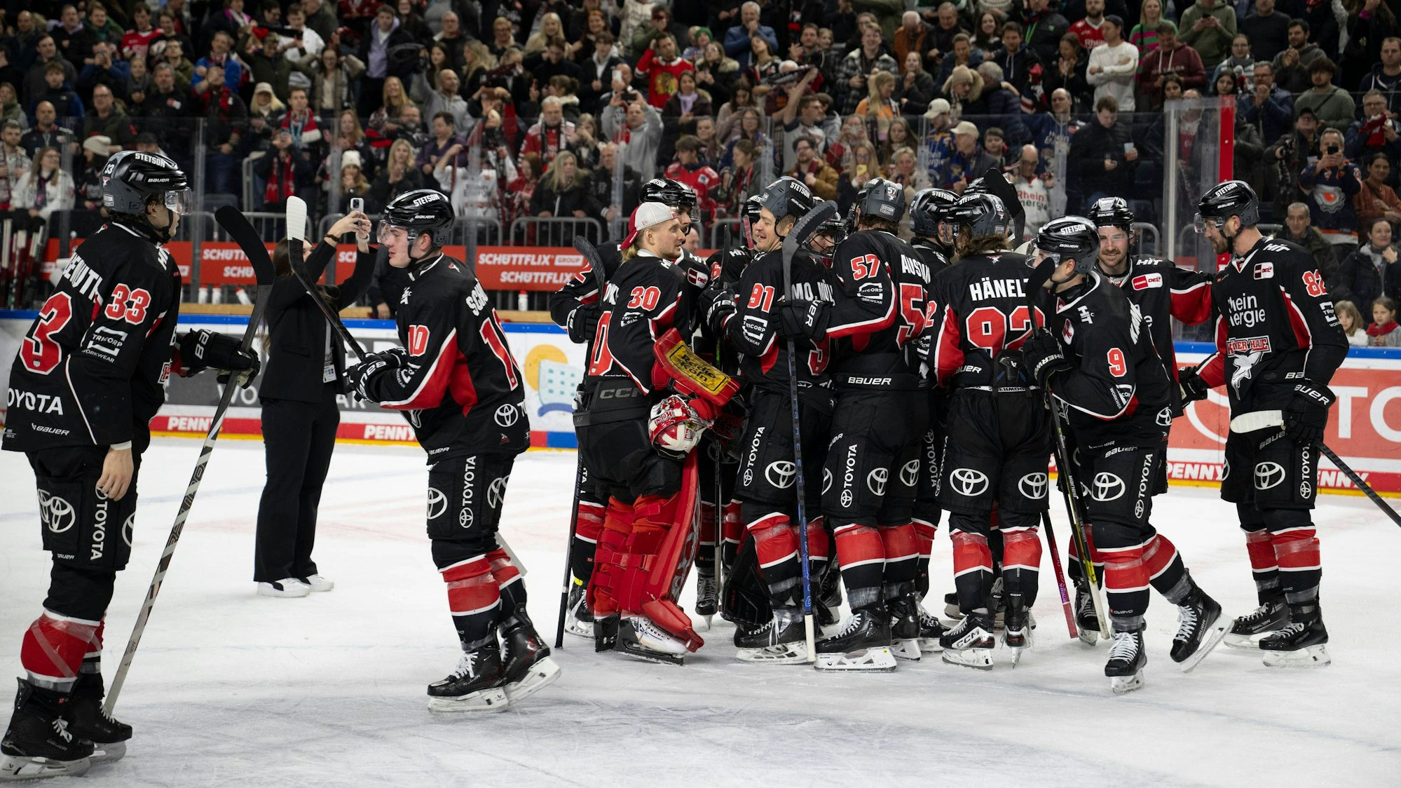 Die Kölner Haie jubeln gemeinsam nach dem 3:2-Sieg über Frankfurt.