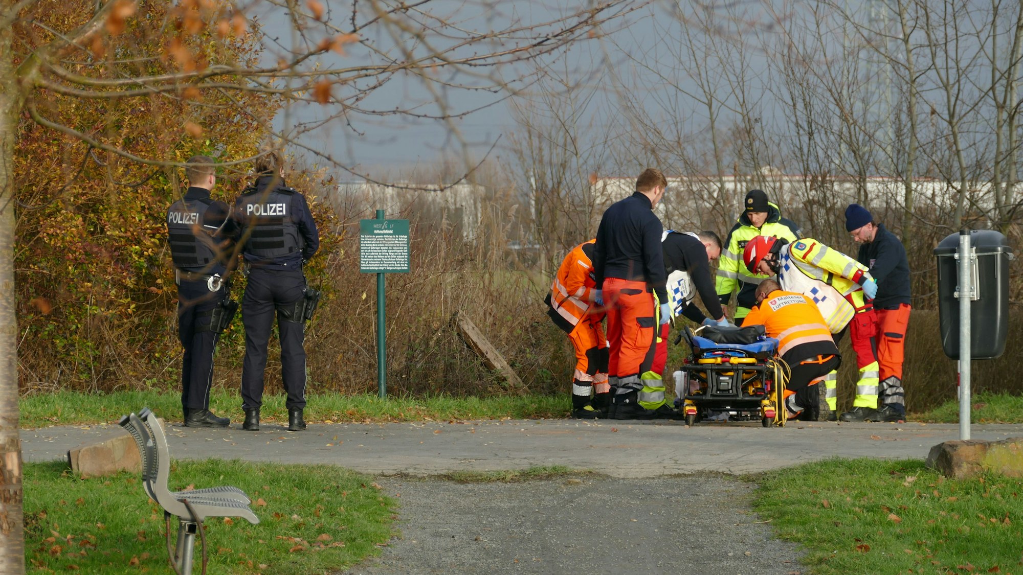 Rettungskräfte versorgten den lebensgefährlich verletzten Mann, anschließend flog ihn ein Rettungshubschrauber nach Köln-Merheim.