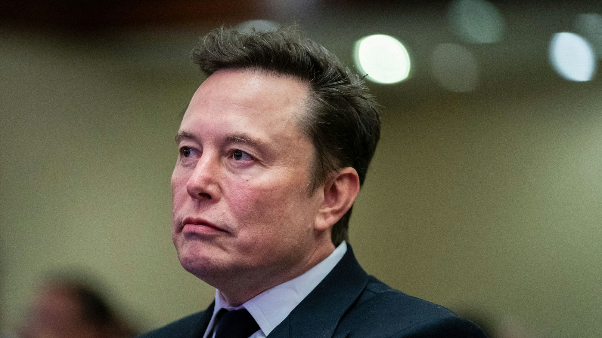Elon Musk, Tech-Milliardär und Besitzer von «Tesla» und «X», hört zu, während der designierte US-Präsident Trump während eines Treffens mit dem Kongresskomitee der Republikaner spricht.