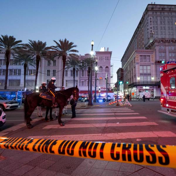 Polizeibeamte stehen im „French Quarter“ in New Orleans. Zuvor war ein Pick-up-Truck offenbar absichtlich in eine Menschenmenge gefahren.