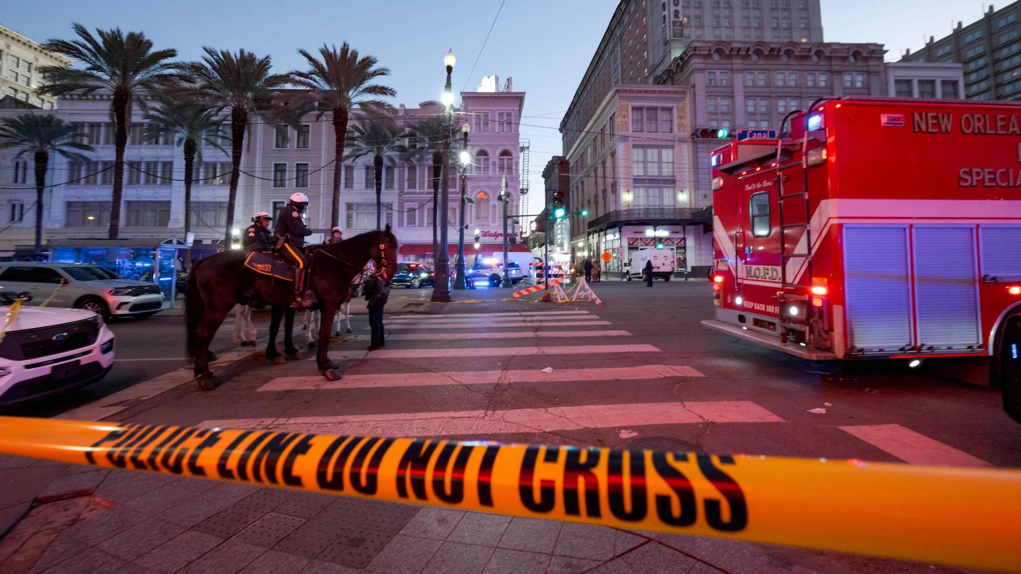 Polizeibeamte stehen im „French Quarter“ in New Orleans. Zuvor war ein Pick-up-Truck offenbar absichtlich in eine Menschenmenge gefahren.