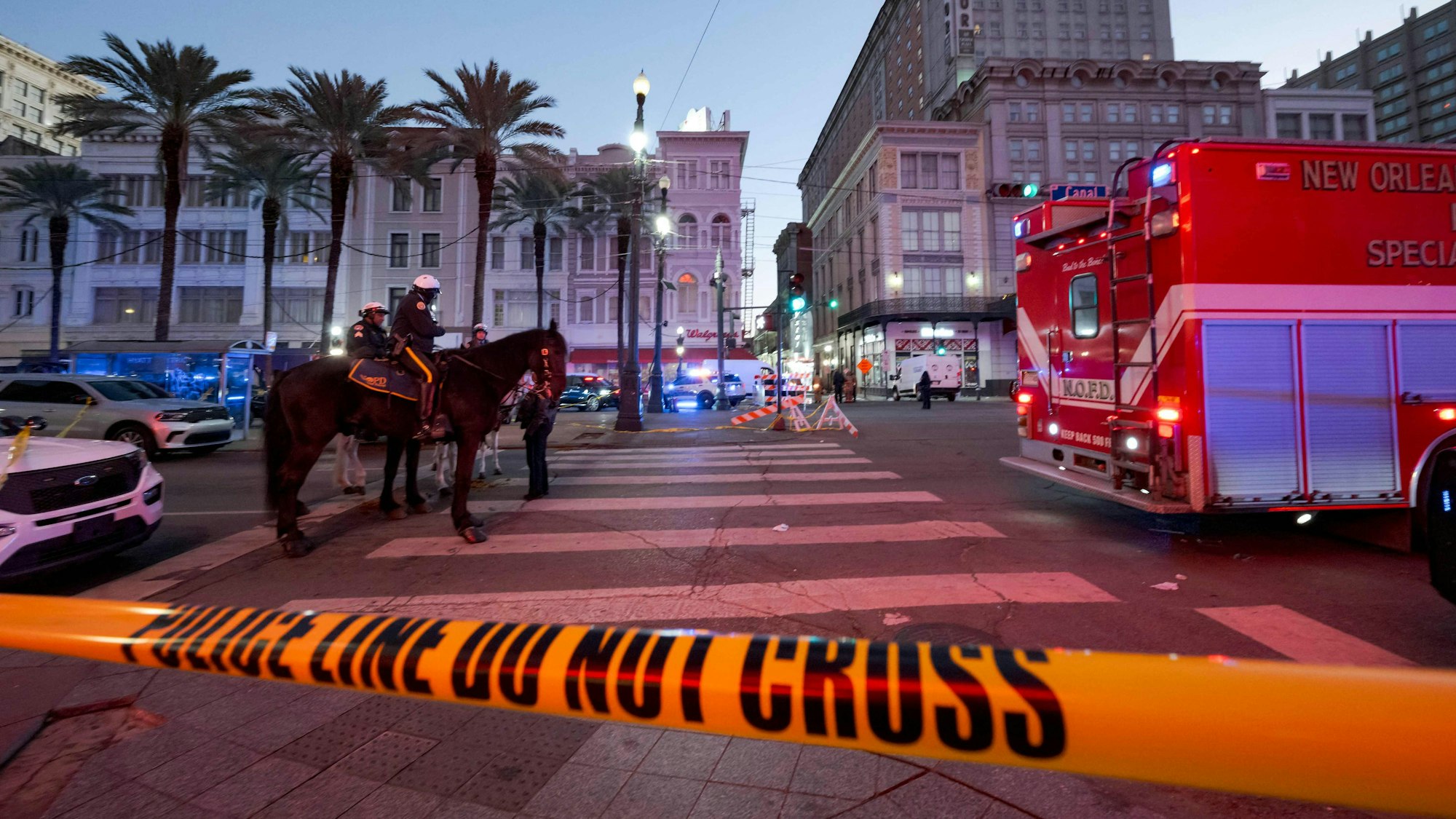 Polizeibeamte stehen im „French Quarter“ in New Orleans. Zuvor war ein Pick-up-Truck offenbar absichtlich in eine Menschenmenge gefahren.