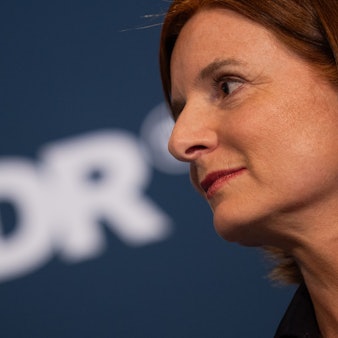 Katrin Vernau, Verwaltungsdirektorin des WDR und neue Intendantin des Westdeutschen Rundfunks (WDR), steht nach ihrer Wahl im Gürzenich.