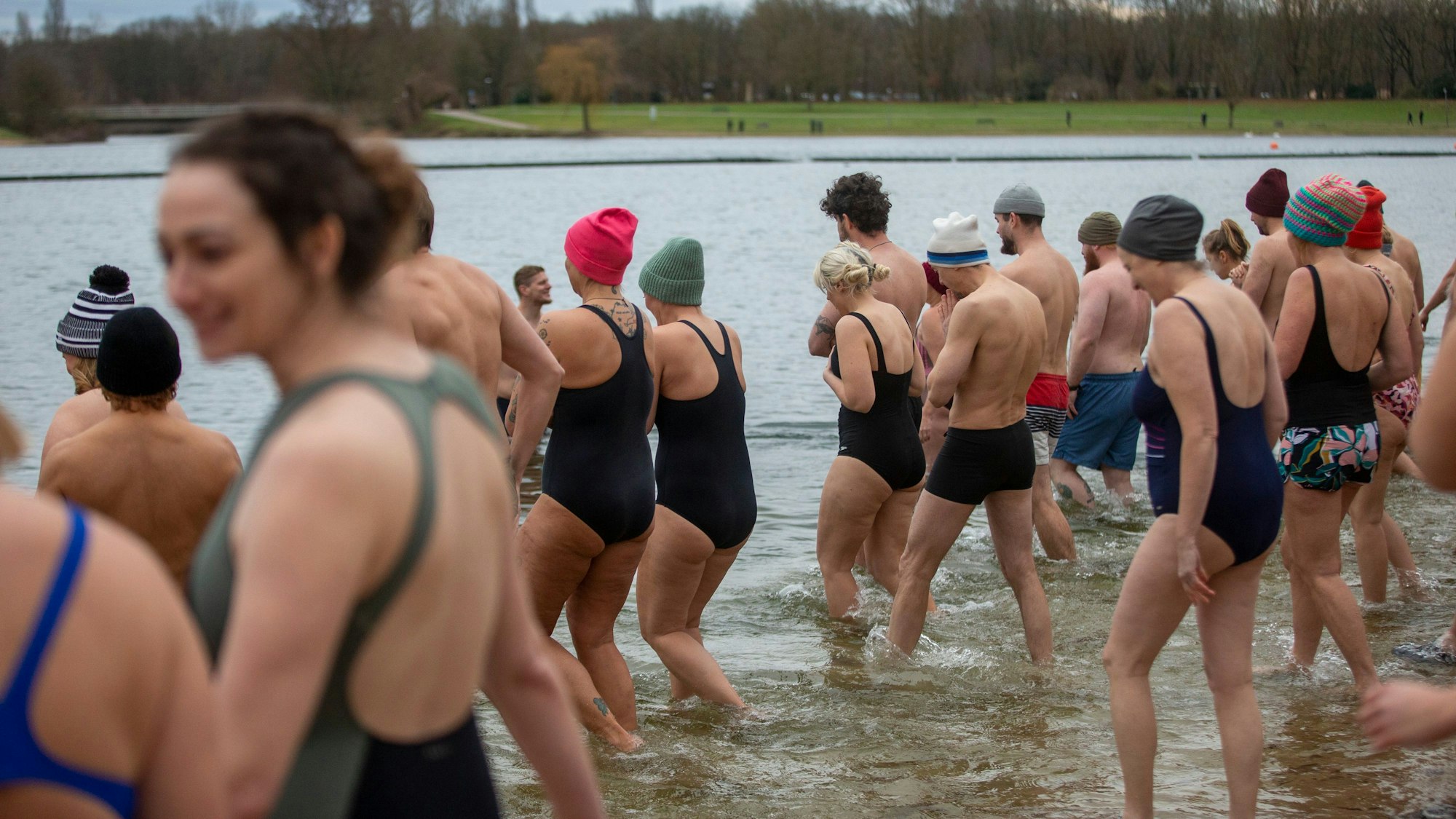Kälte ist relativ, da sind sich die Teilnehmenden des Charity-Badens im Fühlinger See einig.