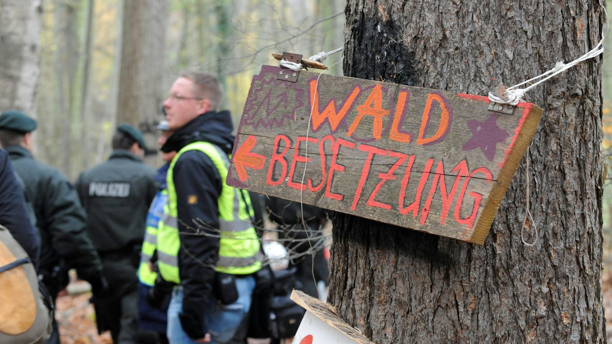 Das Bild zeigt Polizisten im Hambacher Forst