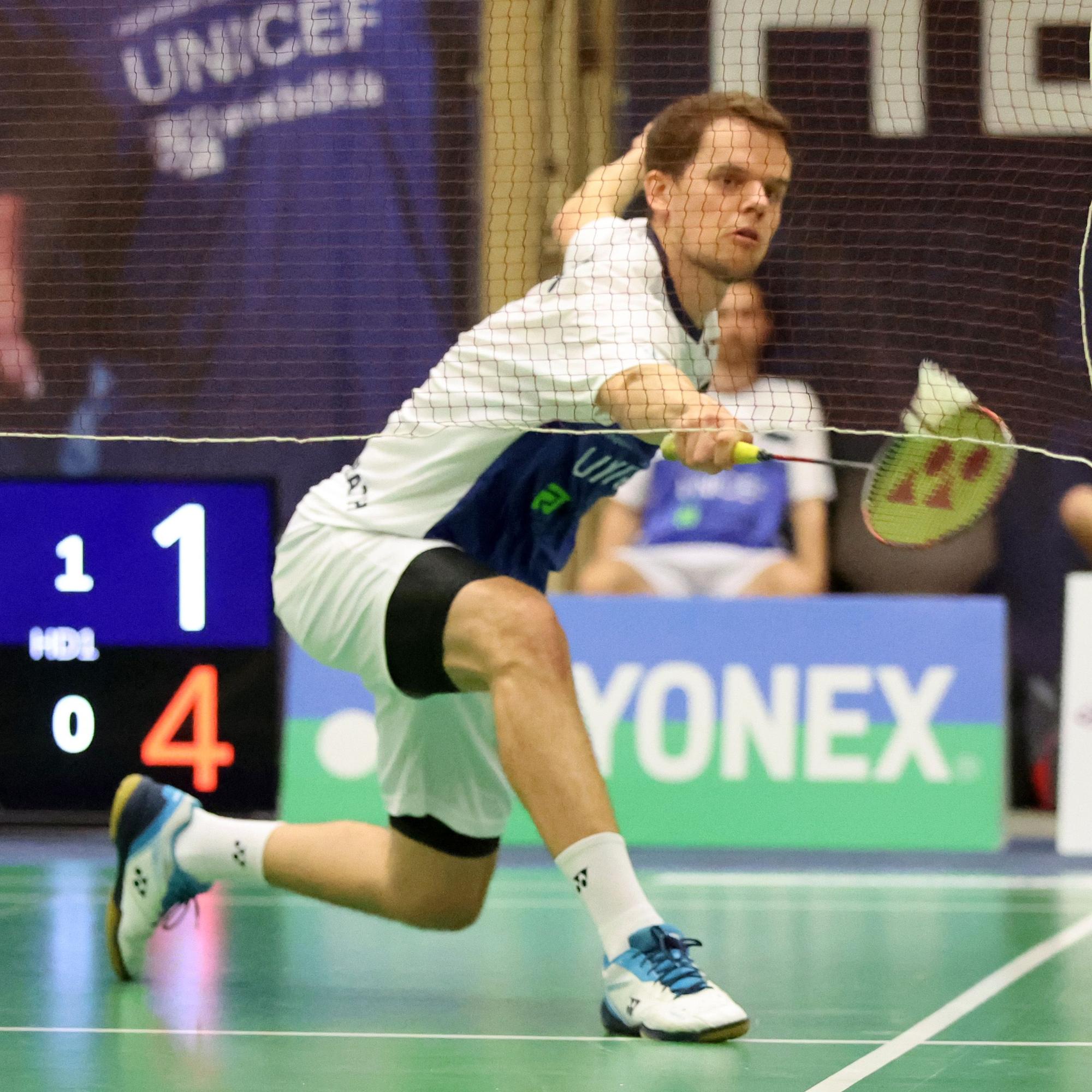 Fabian Roth spielt im Trikot vom TV Refrath