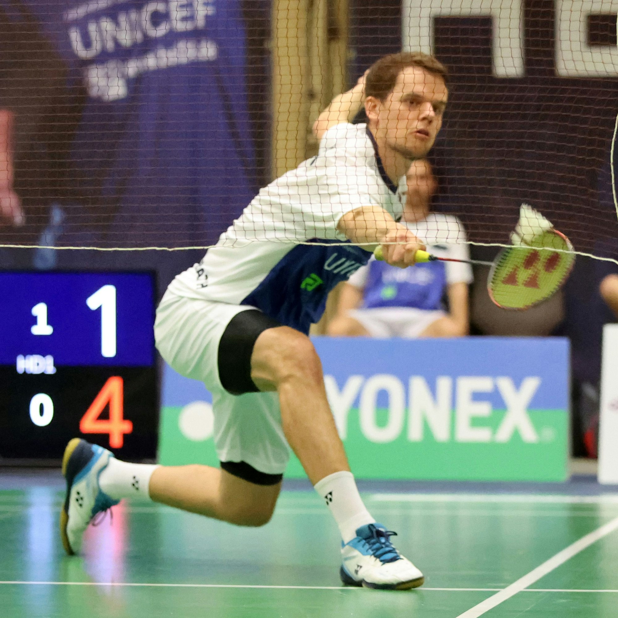 Fabian Roth spielt im Trikot vom TV Refrath