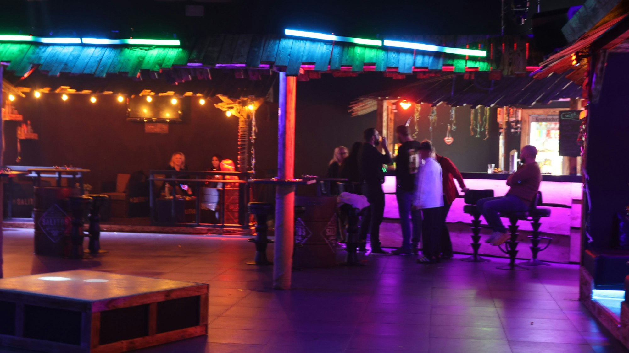 Eine Diskothek mit wenigen Gästen.