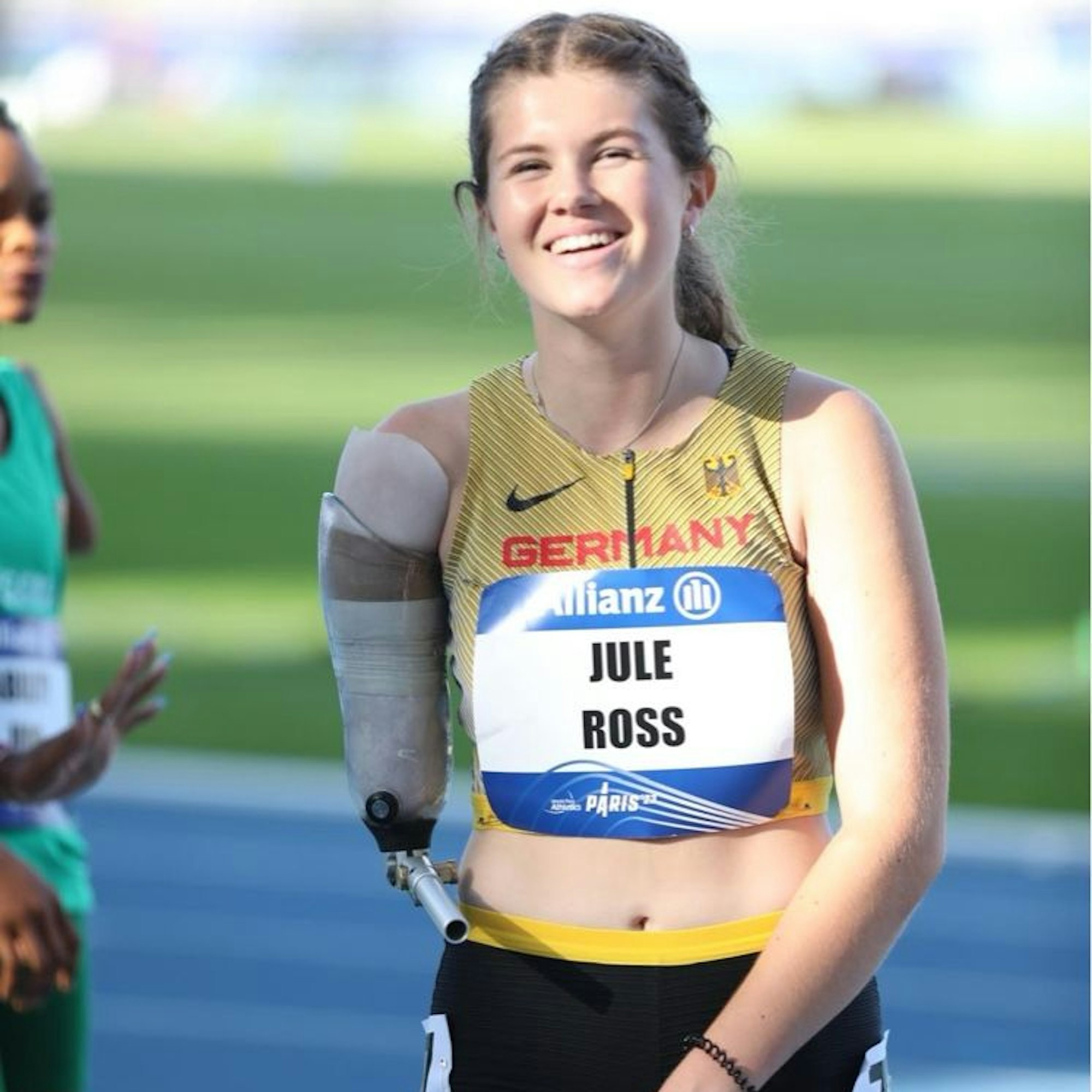 Jule Ross steht im Deutschland-Trikot auf der Laufbahn