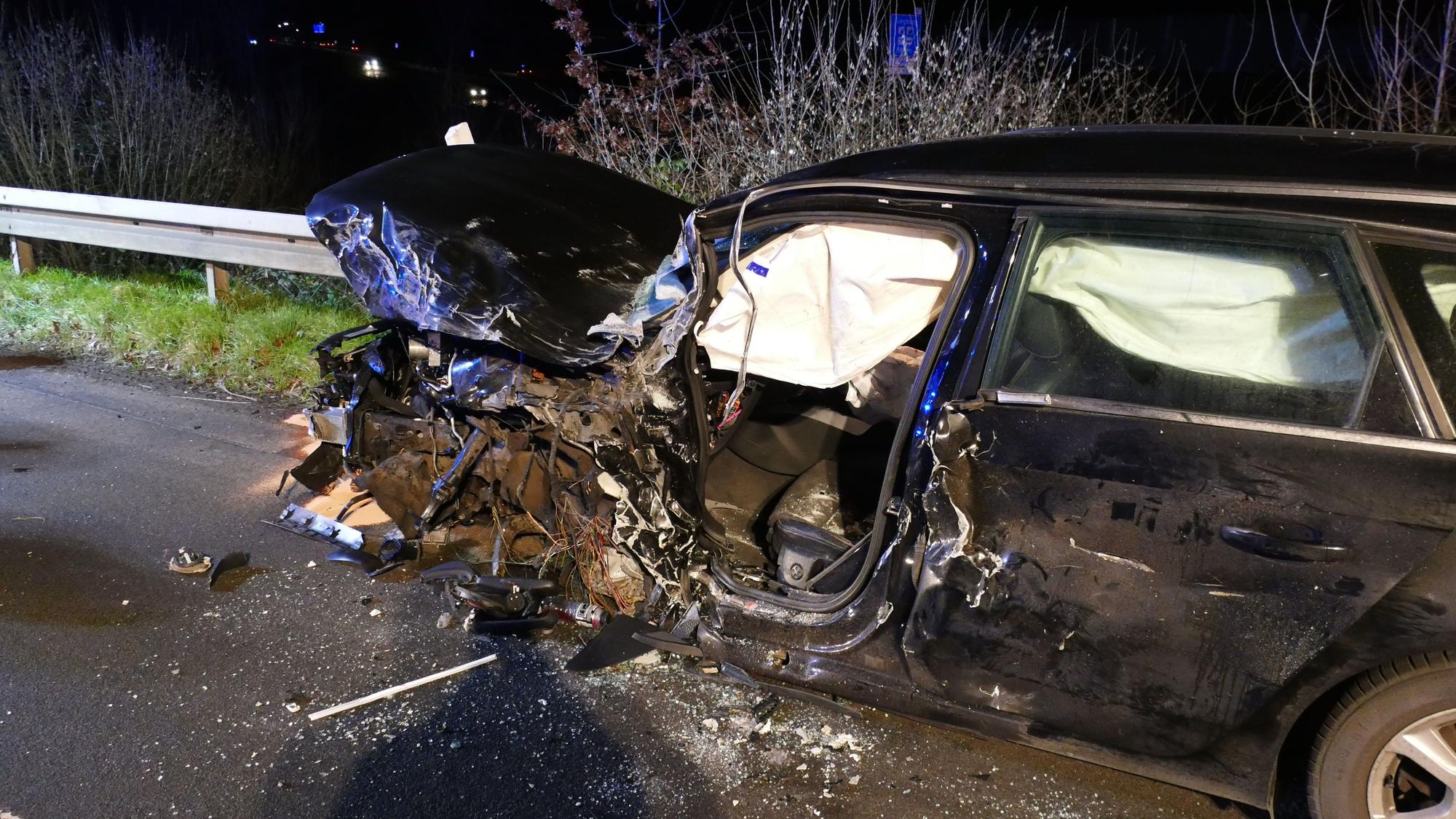 Das Vorderrad des Audis riss bei dem Zusammenstoß ab.
