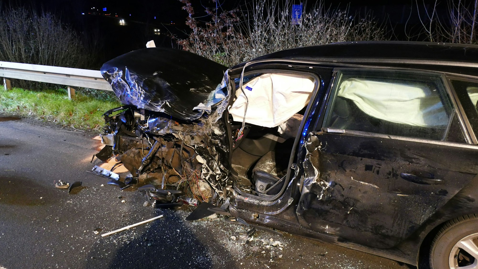 Das Vorderrad des Audis riss bei dem Zusammenstoß ab.