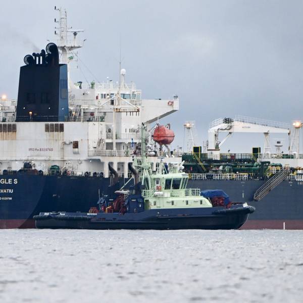Der Öltanker «Eagle S» vor Porkkalanniemi, Kirkkonummi, im Finnischen Meerbusen neben dem finnischen Grenzschutzschiff Uisko (l) und dem Schlepper Ukko (vorne).