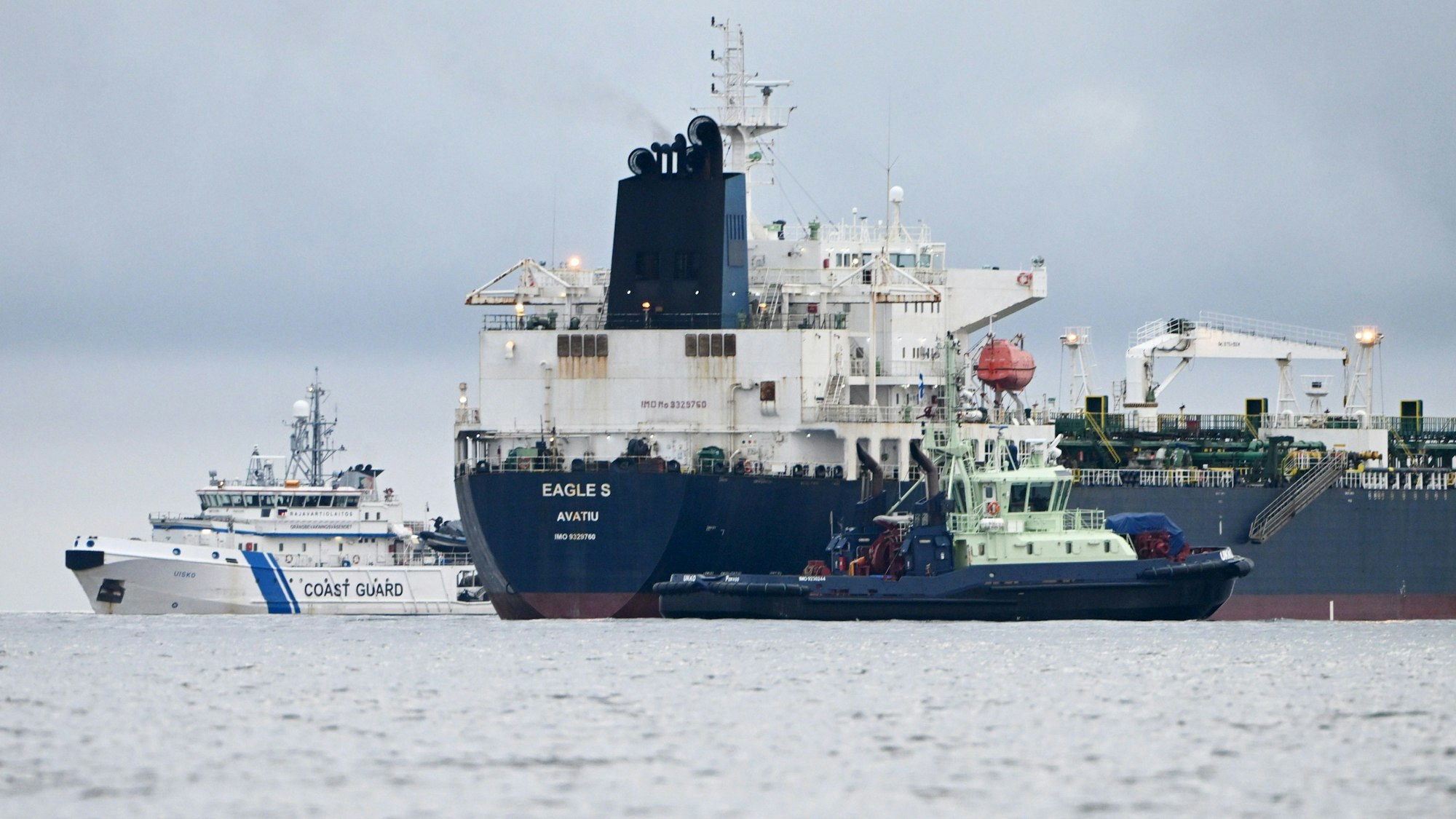 Der Öltanker «Eagle S» vor Porkkalanniemi, Kirkkonummi, im Finnischen Meerbusen neben dem finnischen Grenzschutzschiff Uisko (l) und dem Schlepper Ukko (vorne).