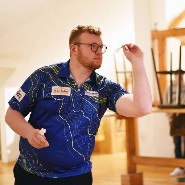 Dartspieler Lars Urbinat TuS Hombug Broel im Vereinshaus in Groetzenberg beim Wurf an der Scheibe