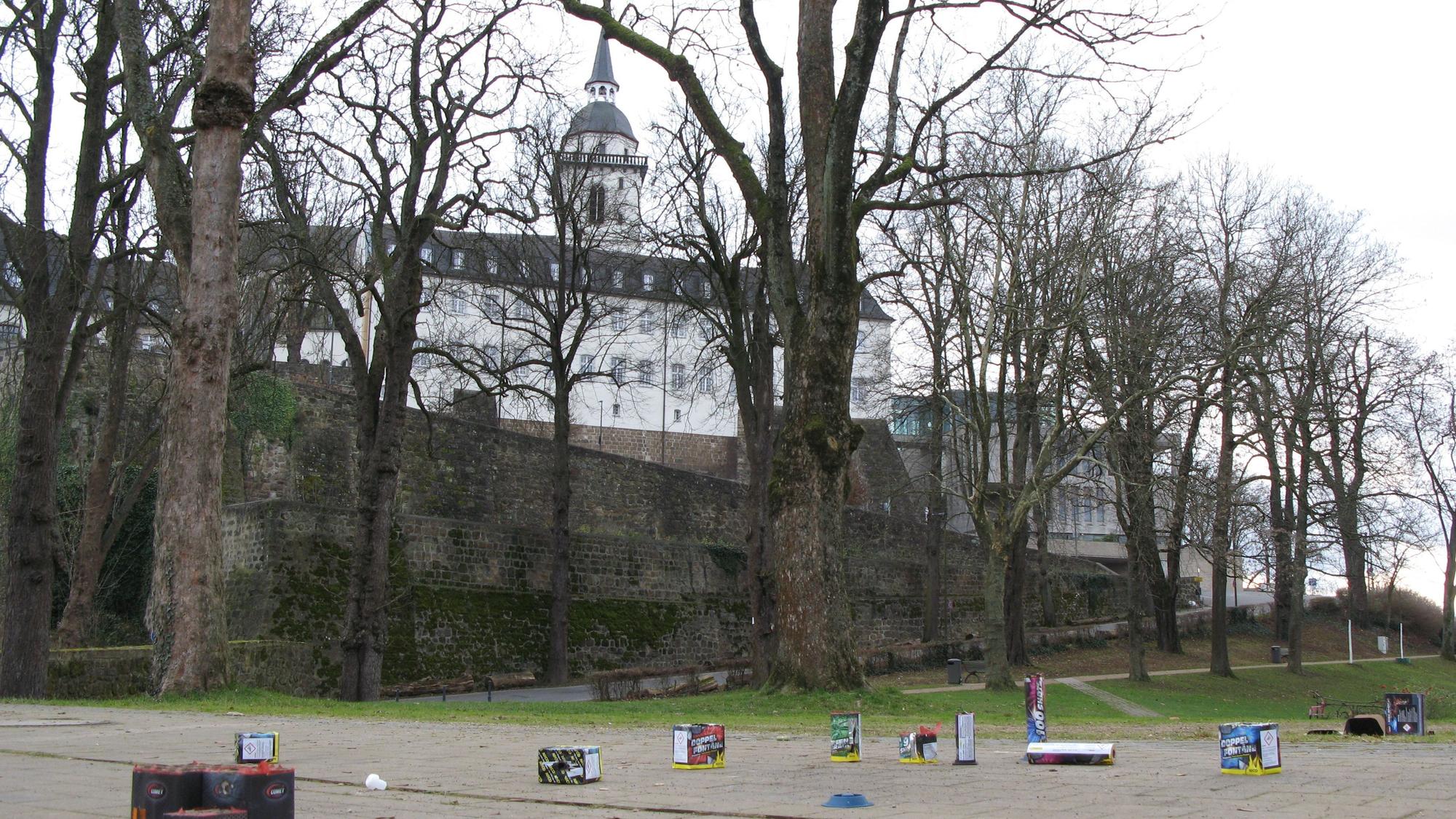 Reste von abgebrannten Feuerwerkskörpern auf einem Platz vor den Mauern des Klosters auf dem Michaelsberg in Siegburg.