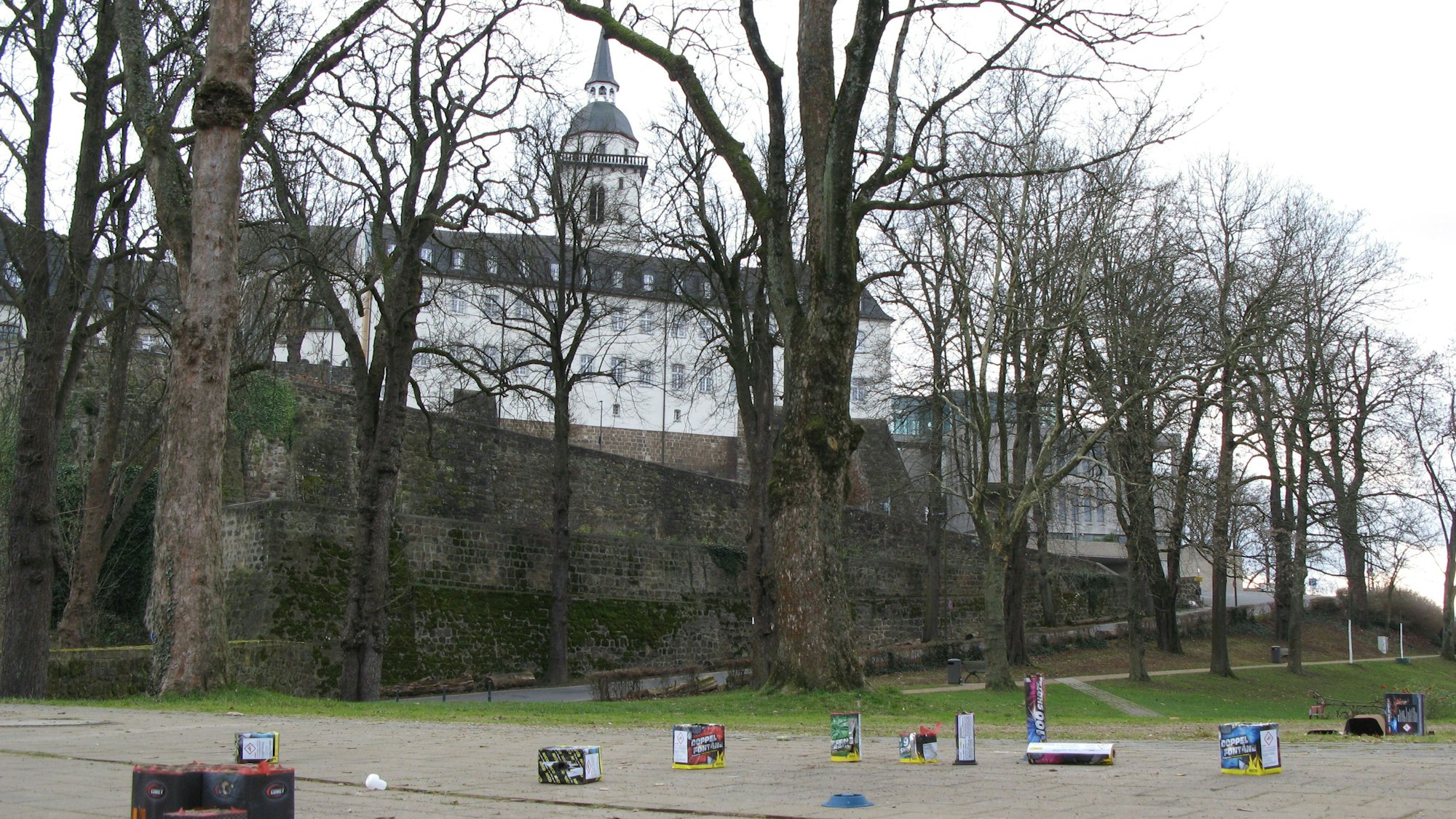 Reste von abgebrannten Feuerwerkskörpern auf einem Platz vor den Mauern des Klosters auf dem Michaelsberg in Siegburg.