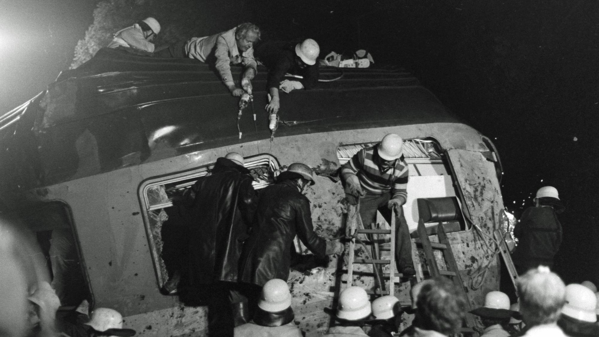 Das Bild zeigt Einsatzkräfte in Frechen-Königsdorf am verunglückten Zug.