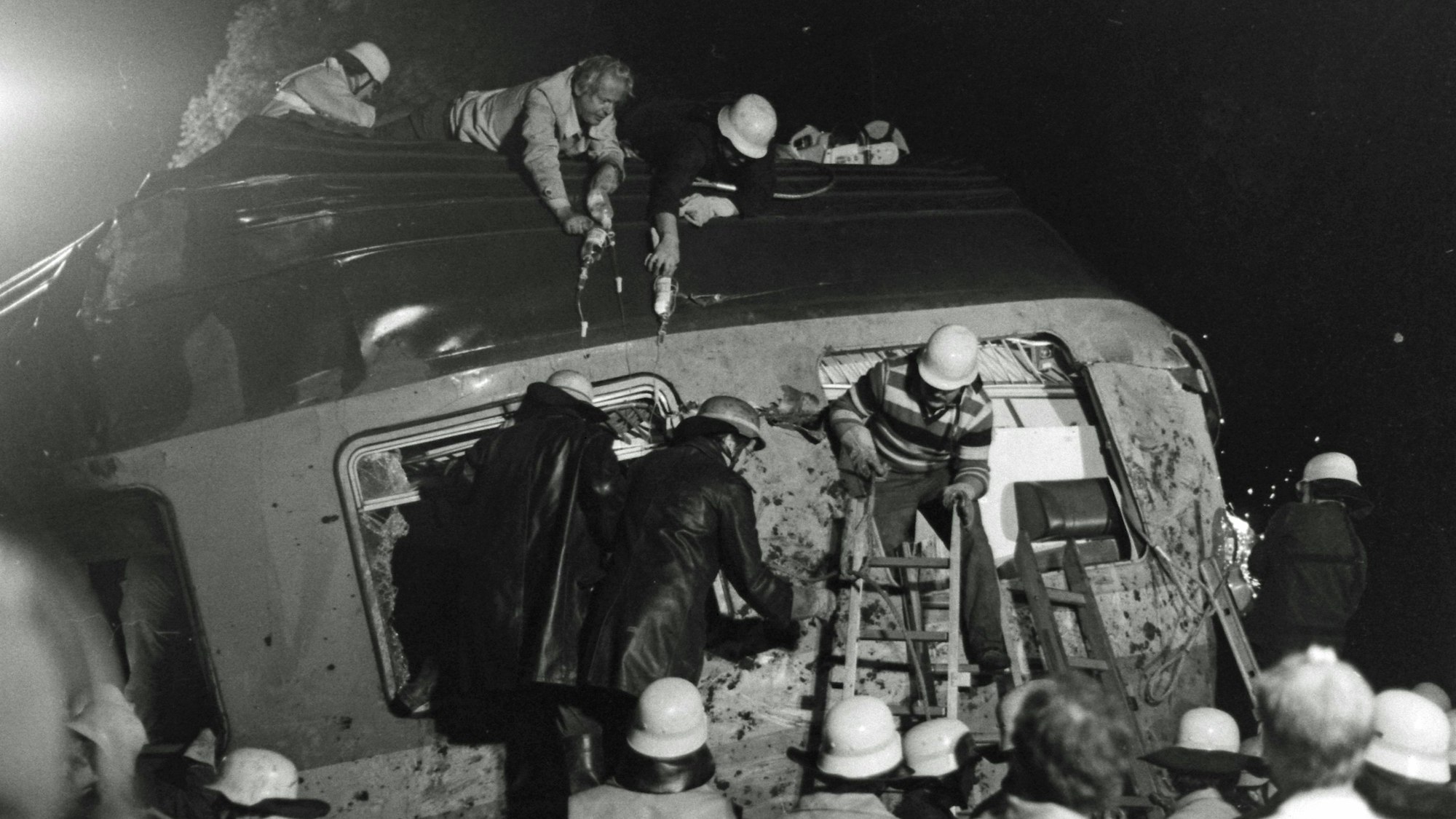 Das Bild zeigt Einsatzkräfte in Frechen-Königsdorf am verunglückten Zug.