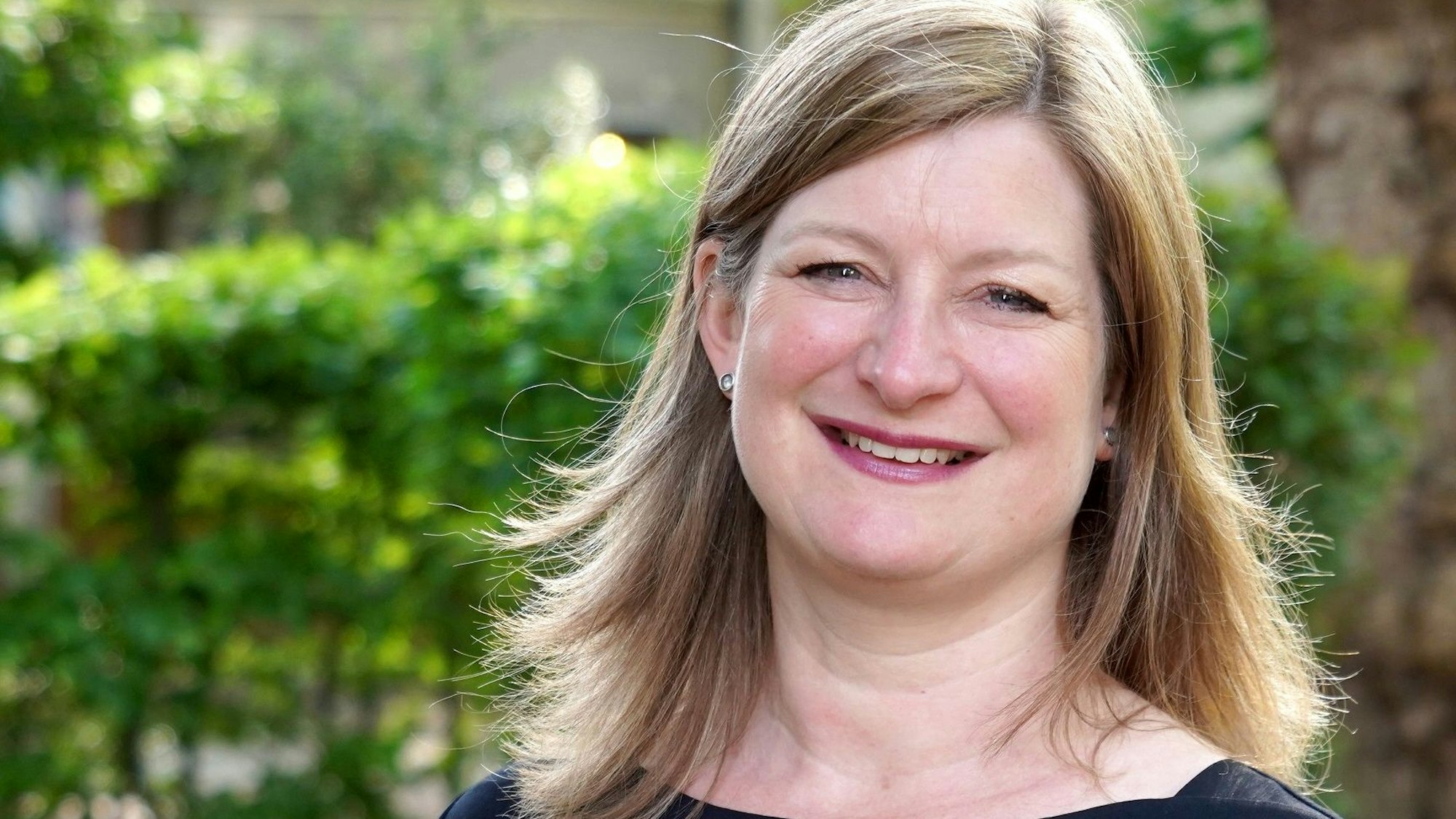 Auf dem Bild ist die Gleichstellungsbeauftragte der Stadt Frechen zu sehen.