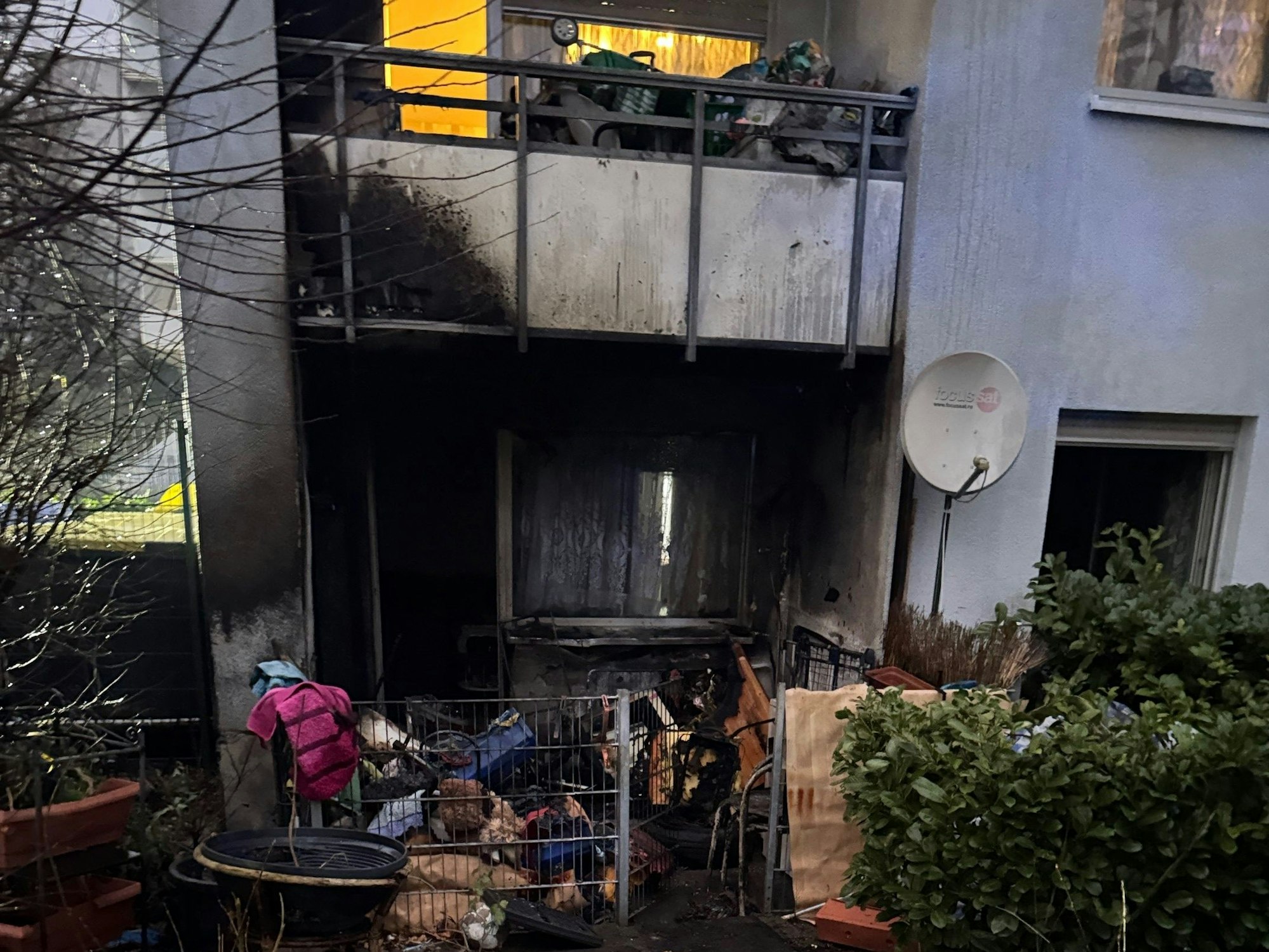 Das Bild zeigt einen gelöschten Balkon eines Mehrfamilienhauses